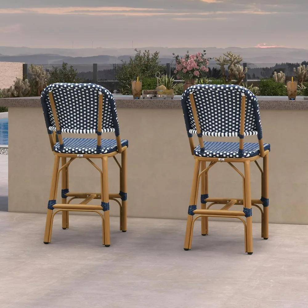مقاعد مرتفعة للاستخدام الخارجي، مجموعتان من مقاعد وكراسي بار الروطان في فناء الريف الفرنسي، مع لمسة نهائية من خشب الساج #3