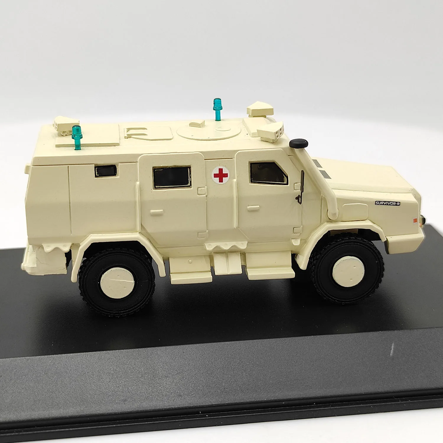 BOS 1:87 เรซินขนาด RMMV Survivor R รถพยาบาลของเล่นรถหุ้มเกราะรุ่นคลาสสิก Nostalgia ผู้ใหญ่ของที่ระลึกของขวัญจอแสดงผลแบบคงที่