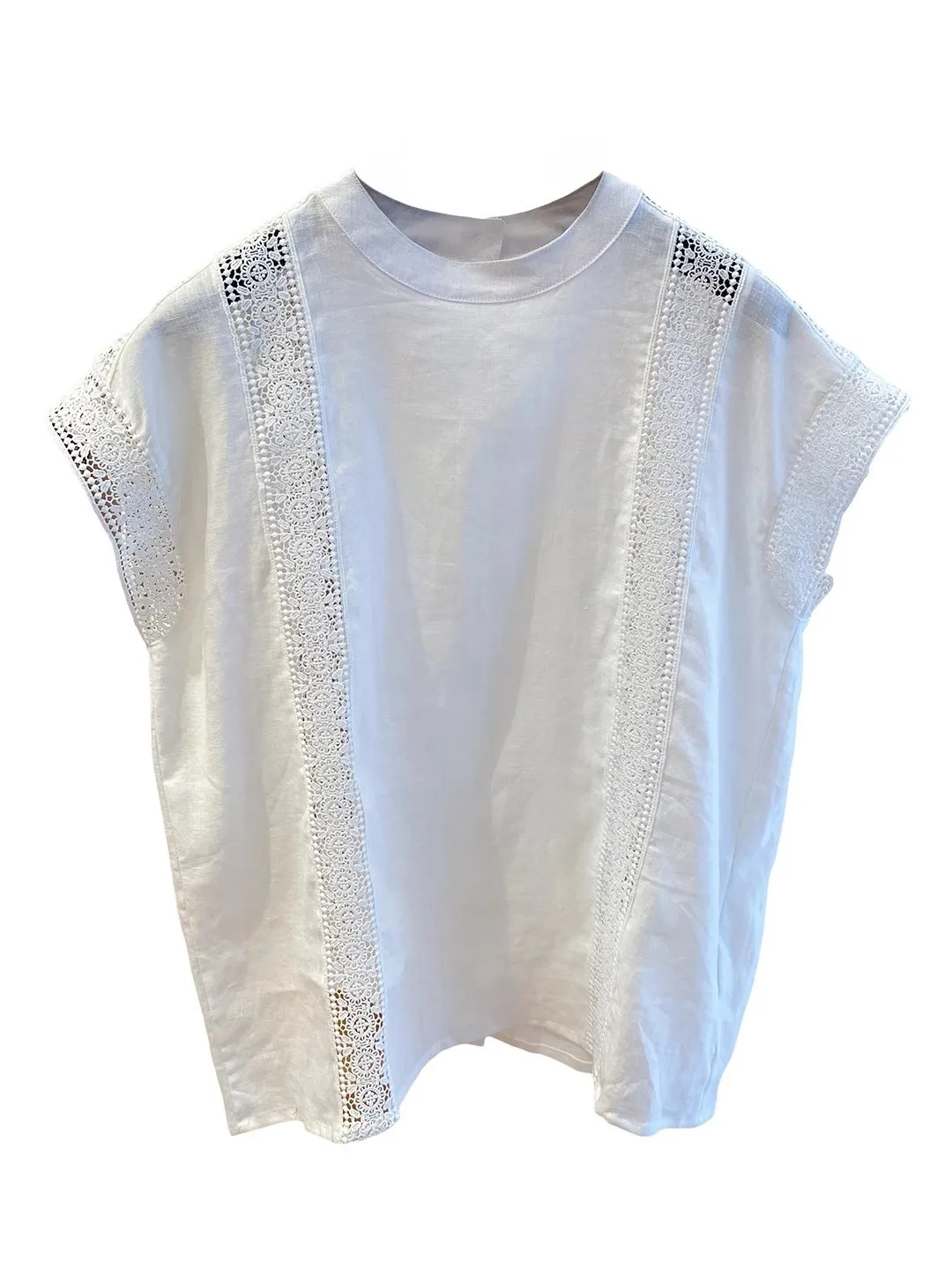 Letnia, codzienna bluzka damska z bawełny i lnu, z ażurowym wzorem kwiatowym, luźny krój, okrągły dekolt, biała, z falbankami.