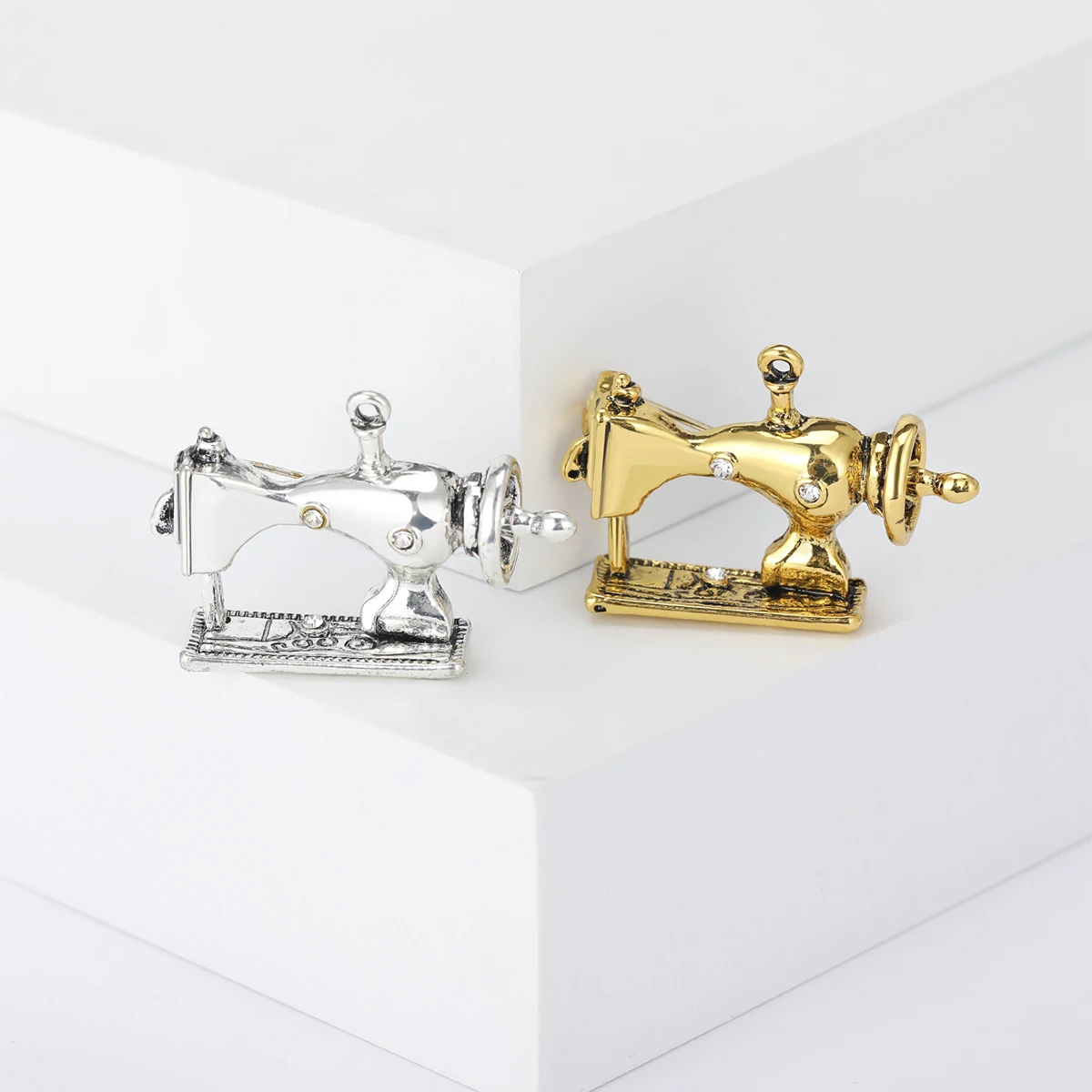 Enamel Sewing Machine Brooches for Women Unisex Pearl Sewing Tool Pins Banquet Party Backpack Gifts Jewelry Accessories