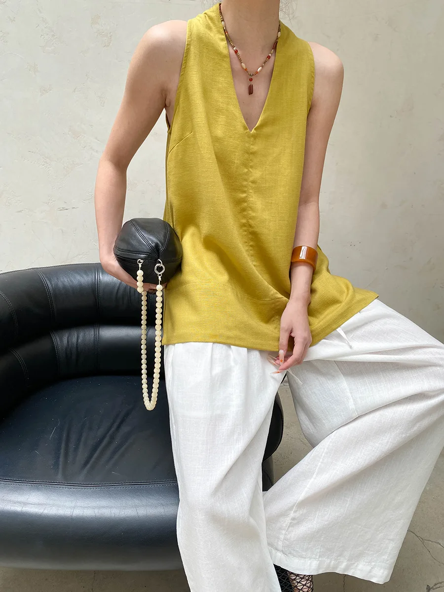 Sommerliche Damen-Weste in unifarbenem Design mit V-Ausschnitt und lockerem Schnitt ohne Ärmel. – Detail 25