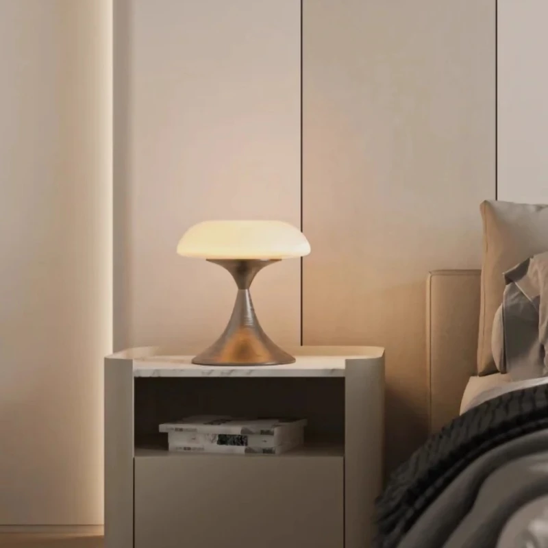 ما بعد الحداثة مصمم مصابيح أرضية حديدية بريق معدني دراسة الزجاج عاكس الضوء مكتب غرفة نوم السرير LED القراءة ليلة الجدول الخفيفة #2