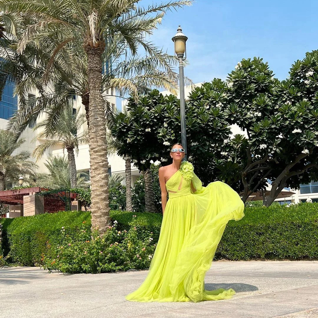 

Beauty Ruffled One Shoulder Long Tulle Dresses Side Slit Formal Evening Gowns Draped Illusion Summer Simple Long Party Dresses