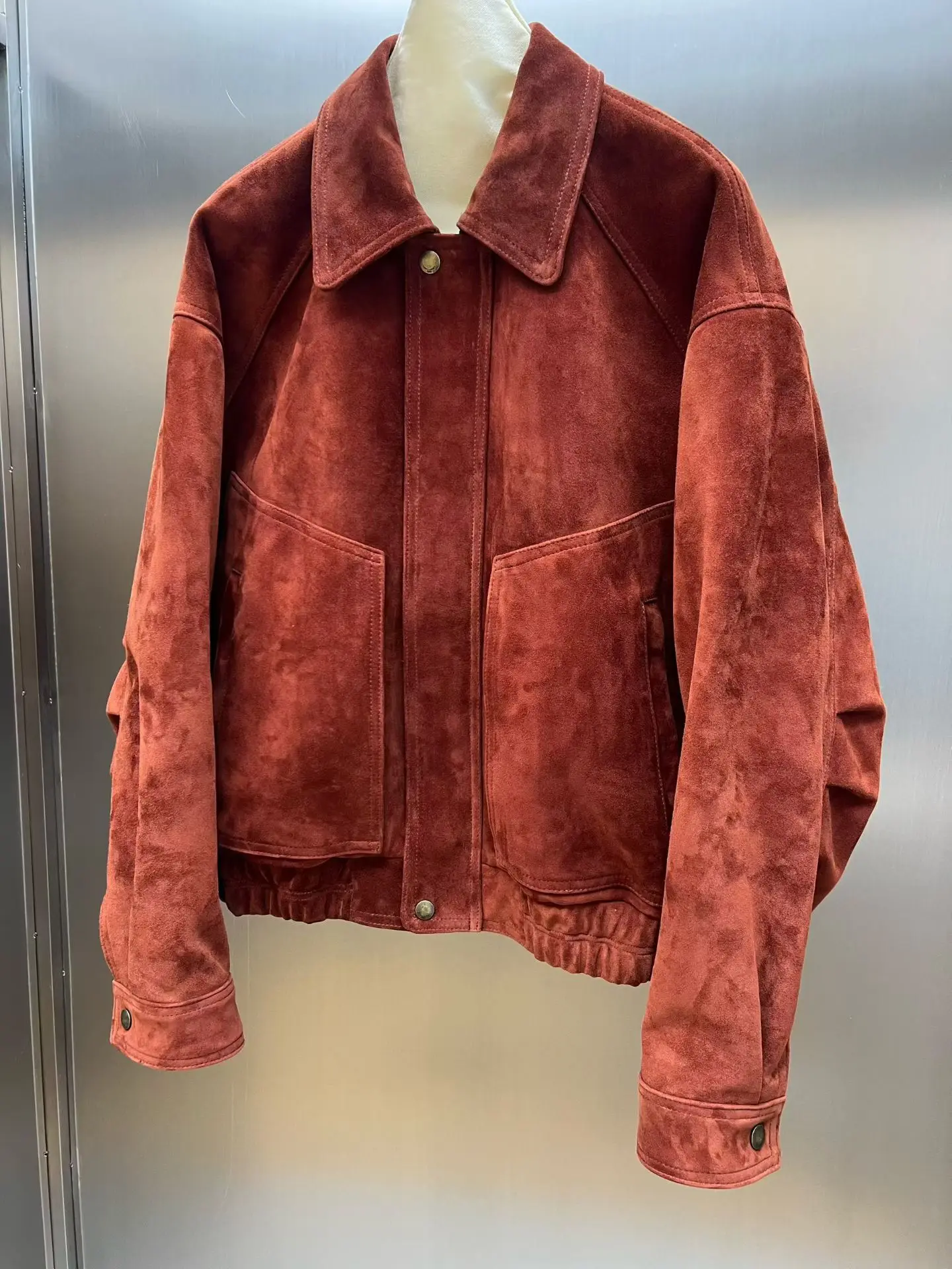 แจ็คเก็ตบอมเบอร์หนังกลับนำเข้าคุณภาพสูงสีแดงสไตล์เรโทรสำหรับผู้หญิง คอเหลี่ยม แขนพับ มีกระเป๋า เสื้อโค้ทหนังกลับแท้ 100%