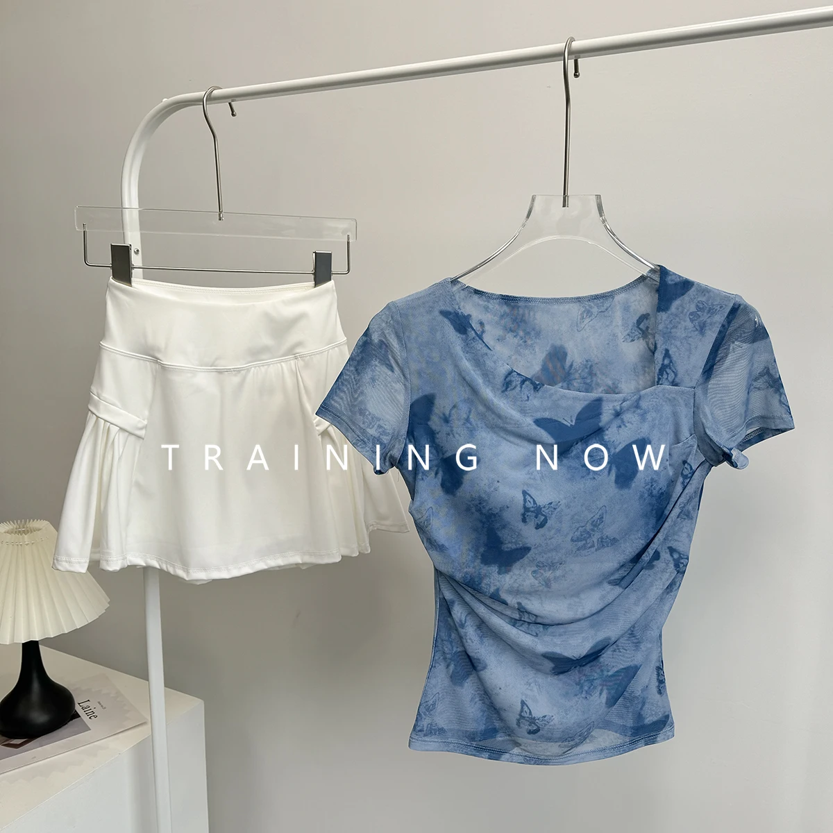 

Усовершенствованный теннисный спортивный комплект для женщин в летних тренировок в тренажерном зале с нагрудной подушечкой, топ с короткими рукавами, утренний беговой костюм для йоги