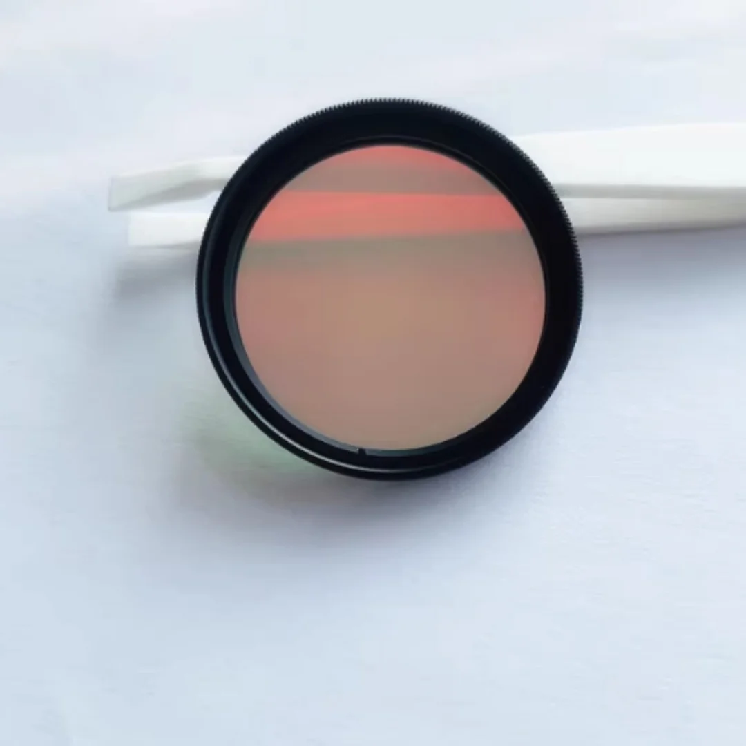 

Проекция красного света 650 нм проходит через узкополосный фильтр NBP650-40K для промышленного микроскопа камеры 25 27 30,5 37 40,5 43 мм