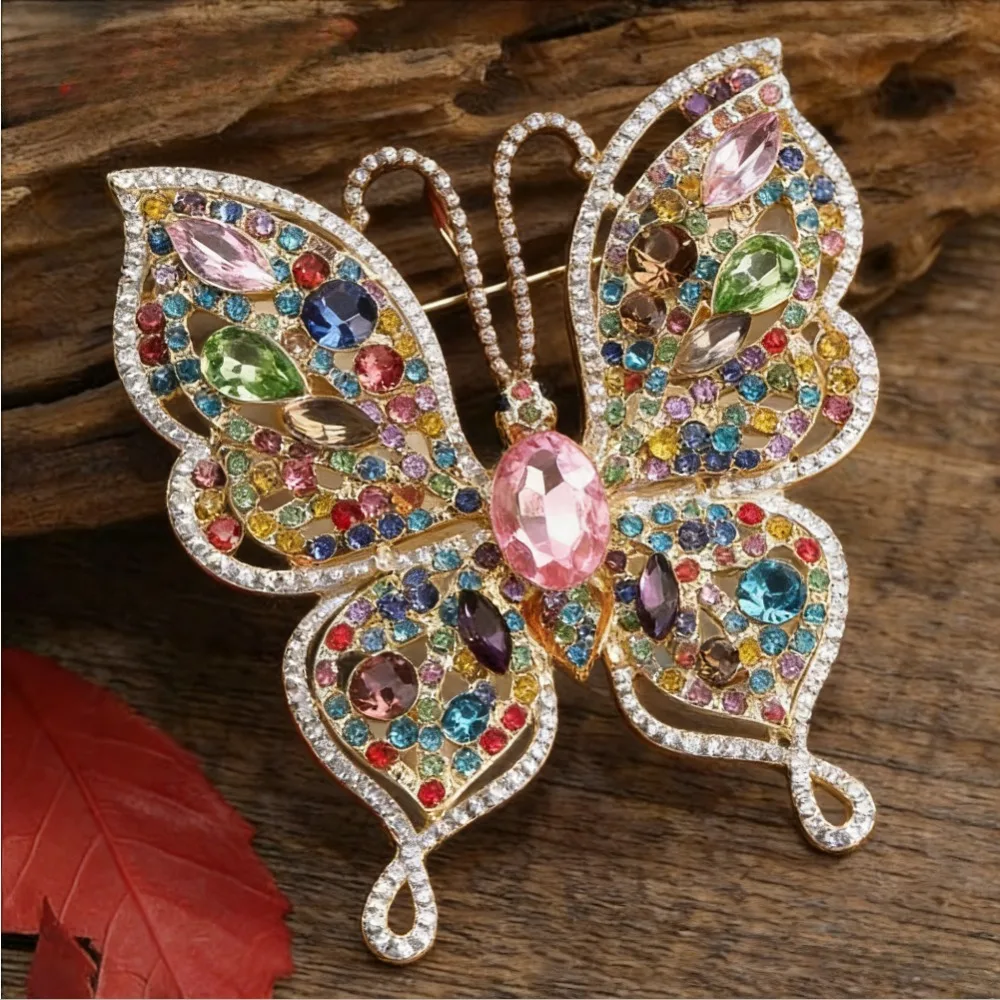 Vintage prachtige dames- en herenmode, eenvoudige uitgeholde vlinderbroche, creatieve kleurrijke vlinderpins in paleis-barokstijl