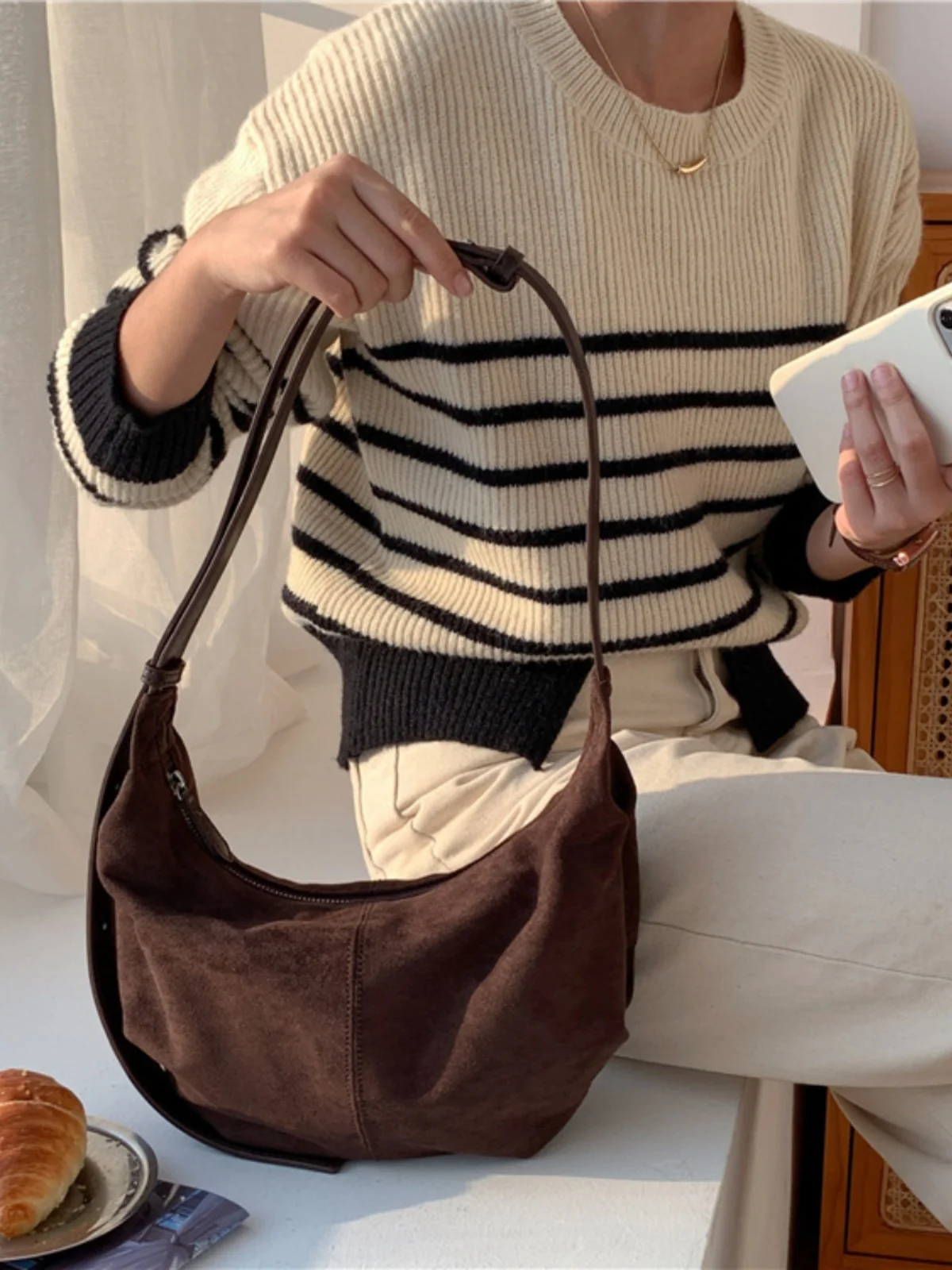 

Женская сумка в стиле ретро с клецками, большая замшевая сумка через плечо Capaci, повседневная сумка через плечо с мягкой ручкой и внутренней застежкой-молнией