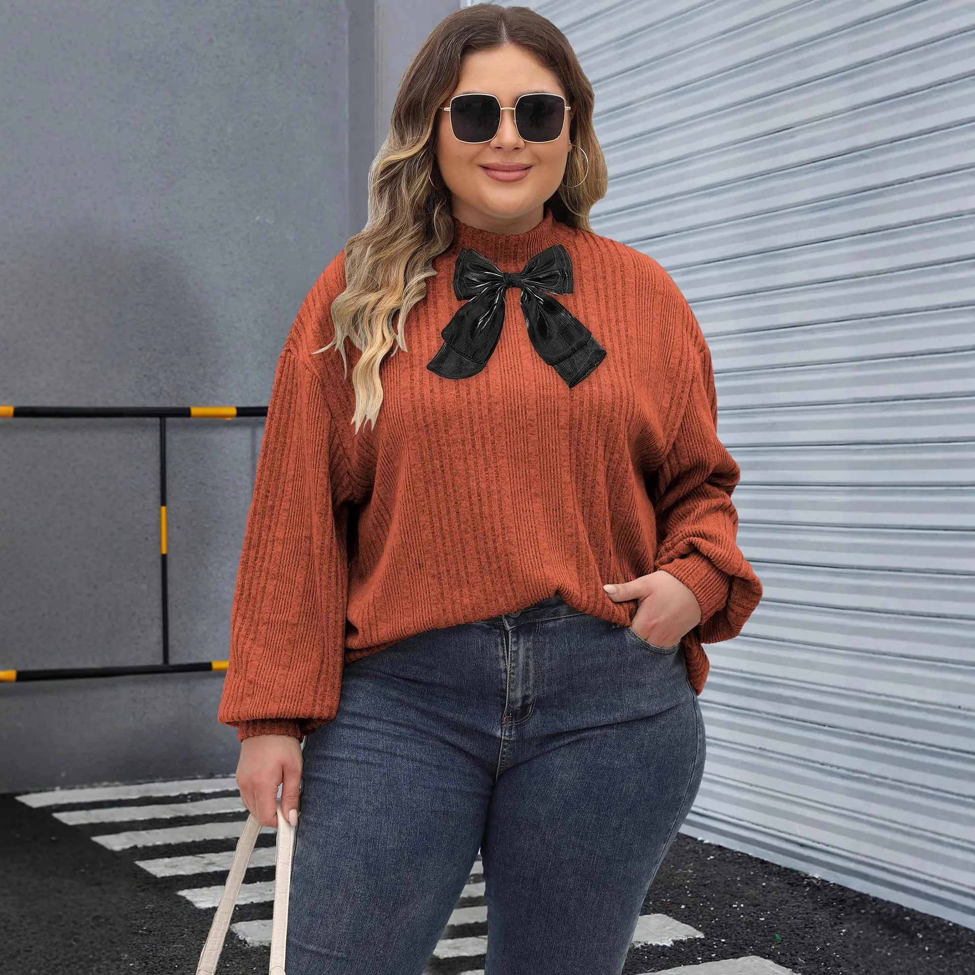 Kaos Wanita Oversize Model Overhead Kerah Semi Tinggi dengan Detail Rib dan Ikat Pita Kupu-kupu untuk Wanita Ukuran Plus