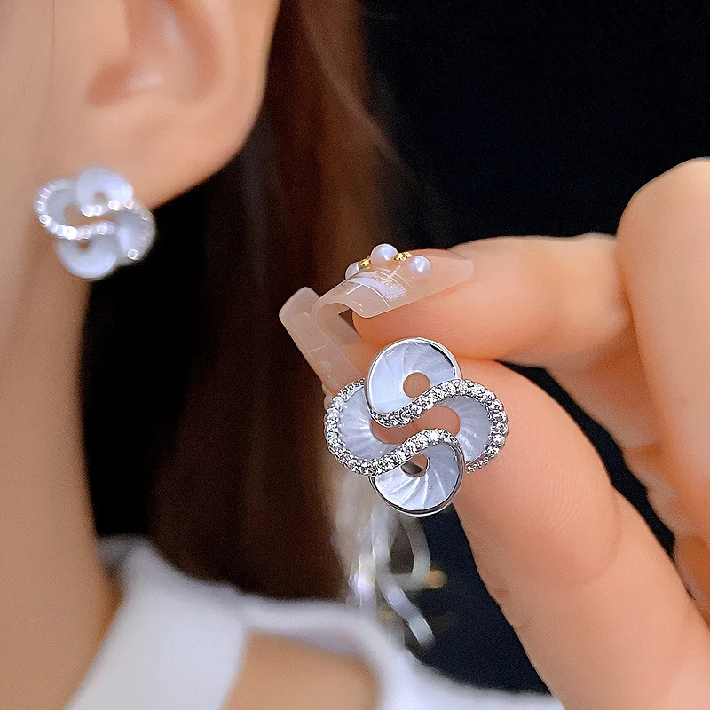 Anting-anting serbaguna keren desain Niche Camellia minyak tetes putih jarum perak 925 gaya Korea untuk perhiasan wanita.