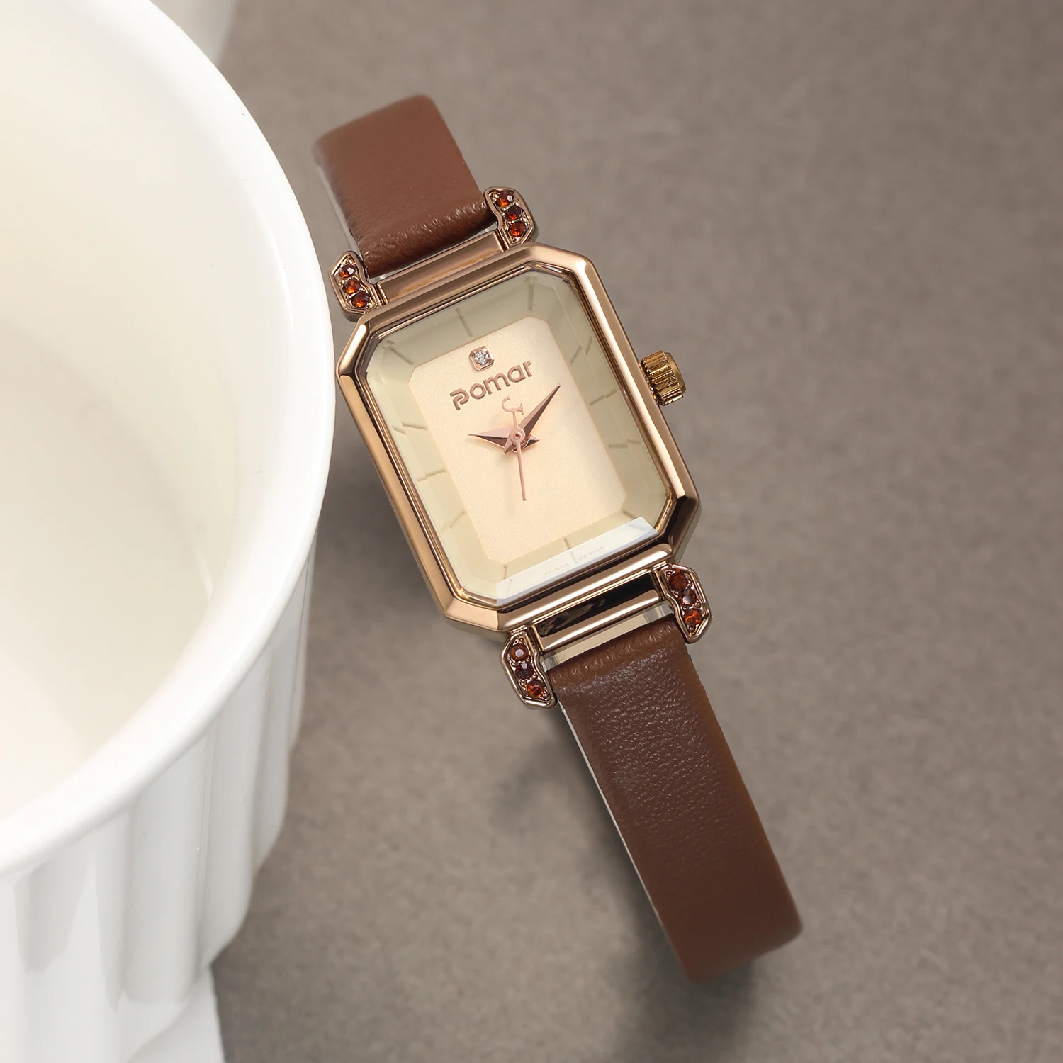 2025 مجموعة الماس النسائية الجديدة ساعة كوارتز جلدية أصلية ريترو مقاوم للماء ضوء الأعمال الفاخرة ساعة نسائية ، هدية عيد ميلاد