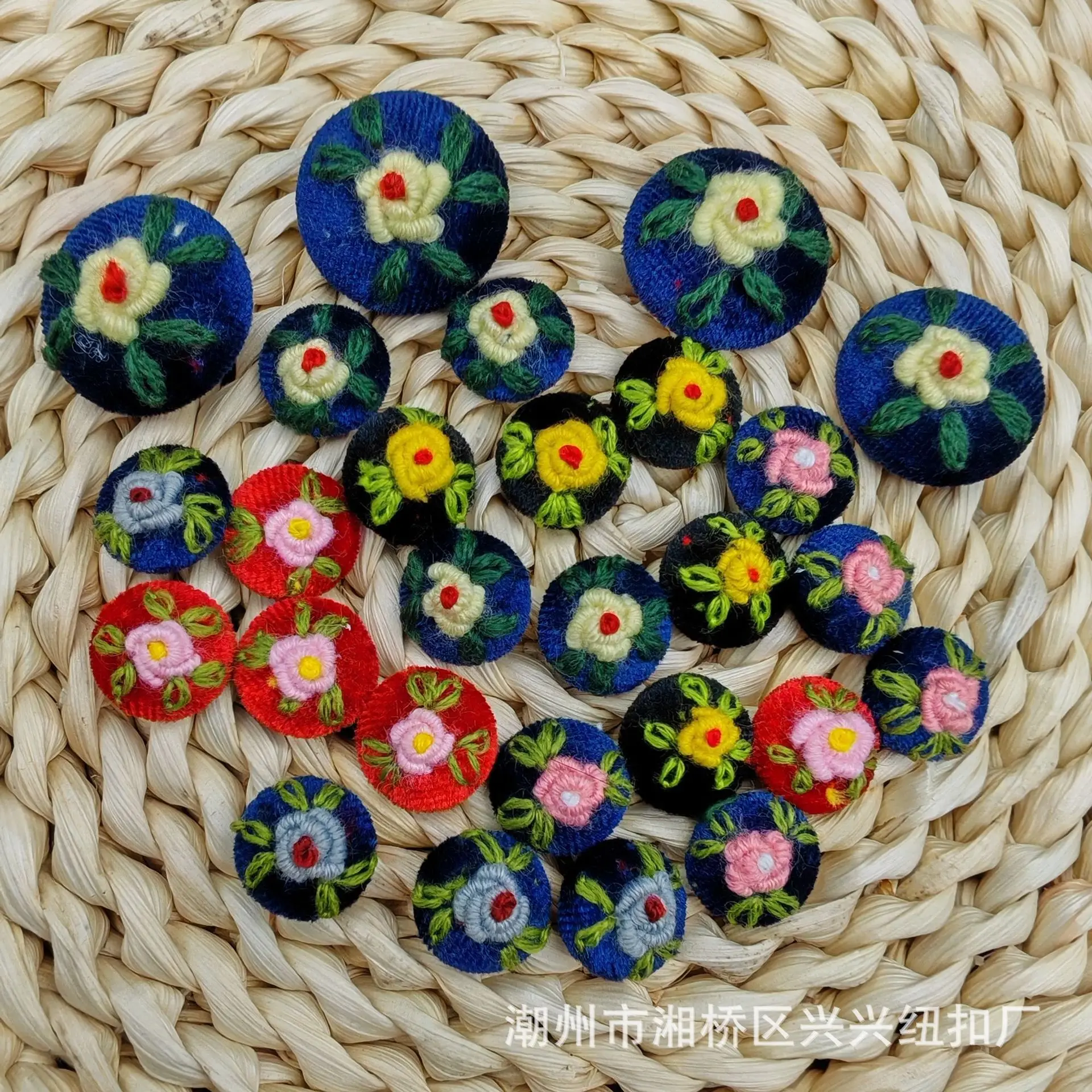 

Solid Three Dimensional Velvet Hand Embroidered Six Leaf Camellia Bordered Button Clothing Accessories Handmade
