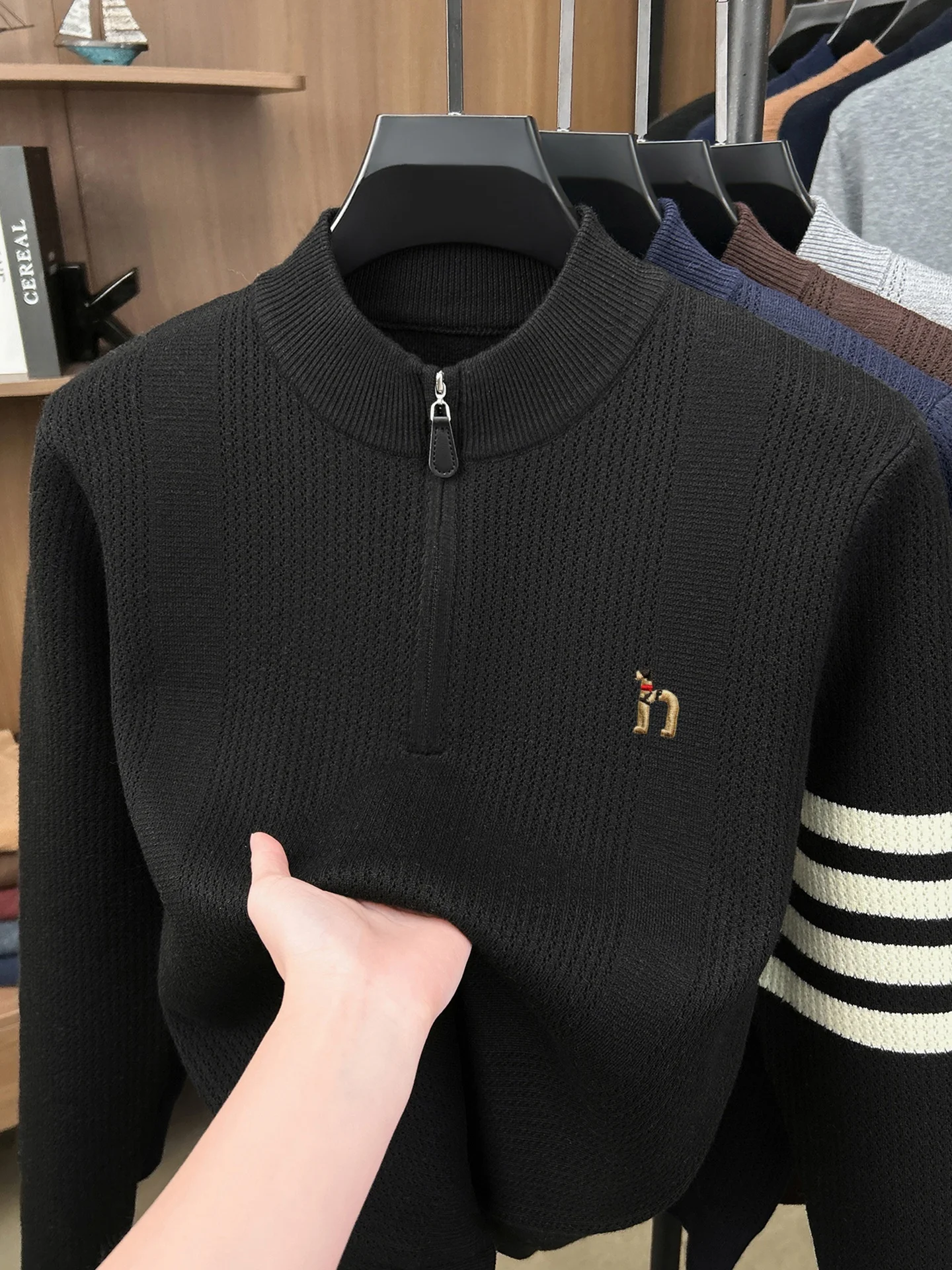 Hochwertiger Pullover mit halbem Reißverschlusskragen für Herren Herbstneuheit klassisches gestreiftes Design exquisite Welpen-Stickerei gestrickter Pullover. – Detail 8