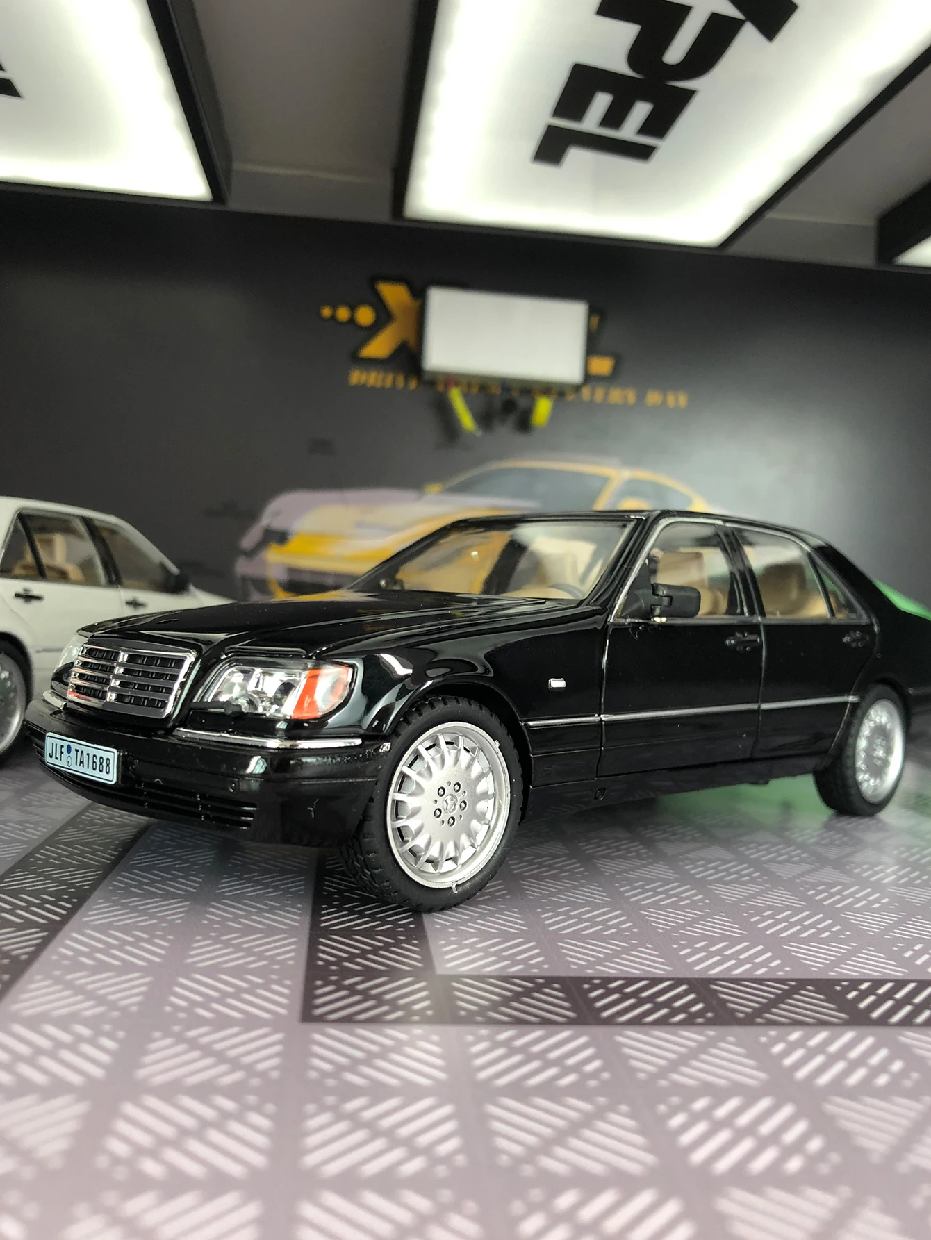 

1:24 W140 S320 alloy car model ornaments retro classic car children's acousto-optic pull back toy door can be opened
