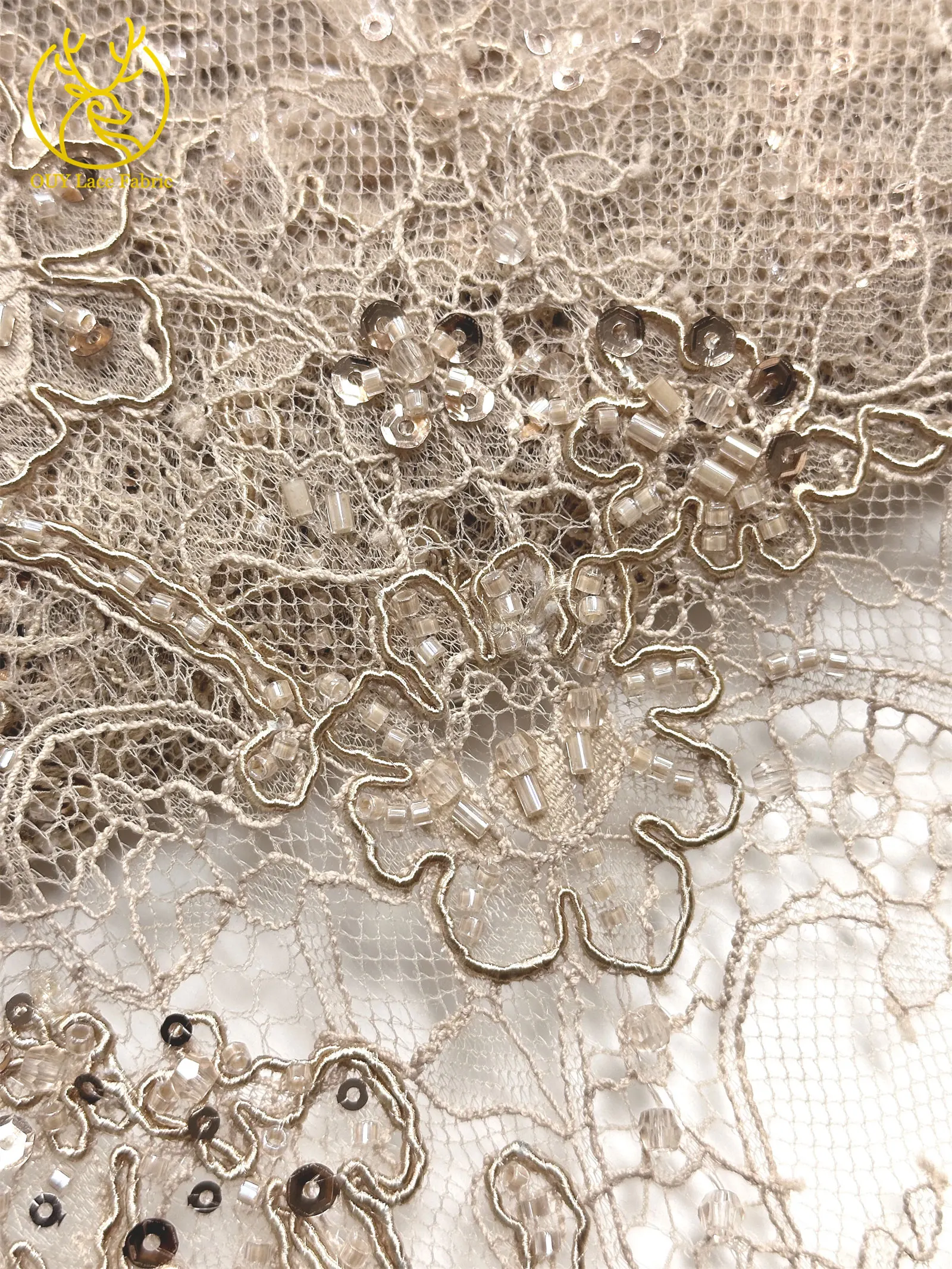 Hochwertiger Afrikanischer Pailletten-Spitzenstoff in Marineblau, Französischer Nigerianischer Perlen-Spitzenstoff, Ideal für Partykleider und Abendkleider – Detail 12