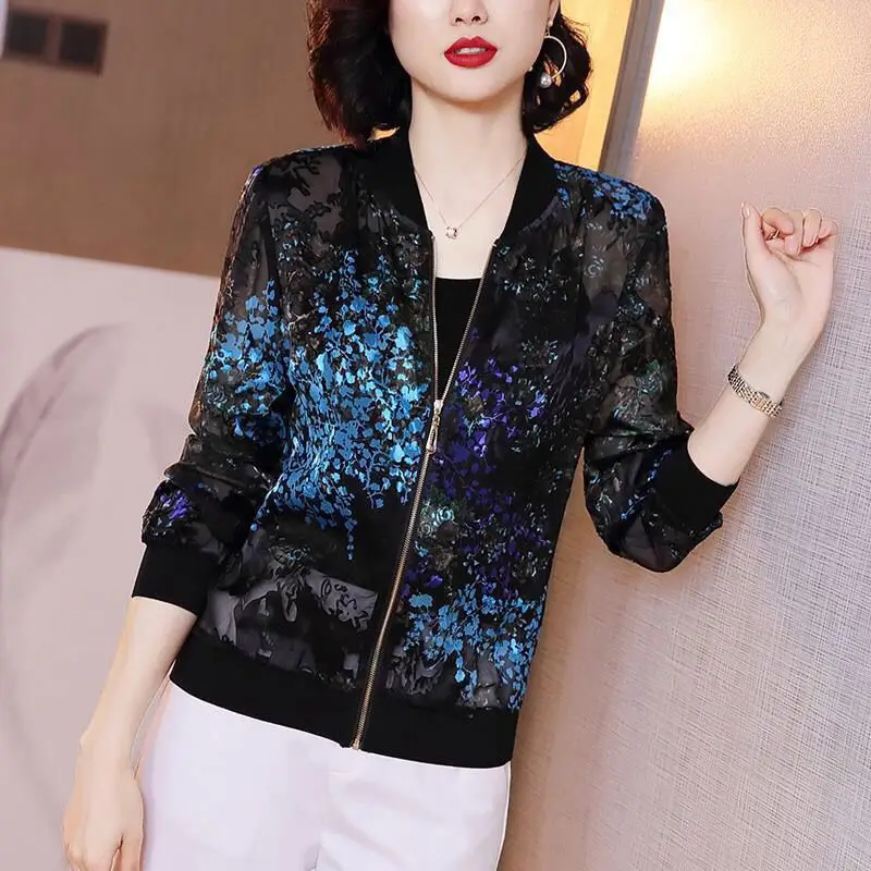 

Summer plus loose short UV resistant and sun protective clothing versatile for women wearing zippered outerwear