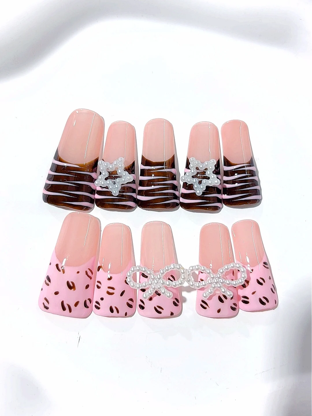 

Two-Color Polka Dot Line Intellectual Style Fashion Manicure (L026)