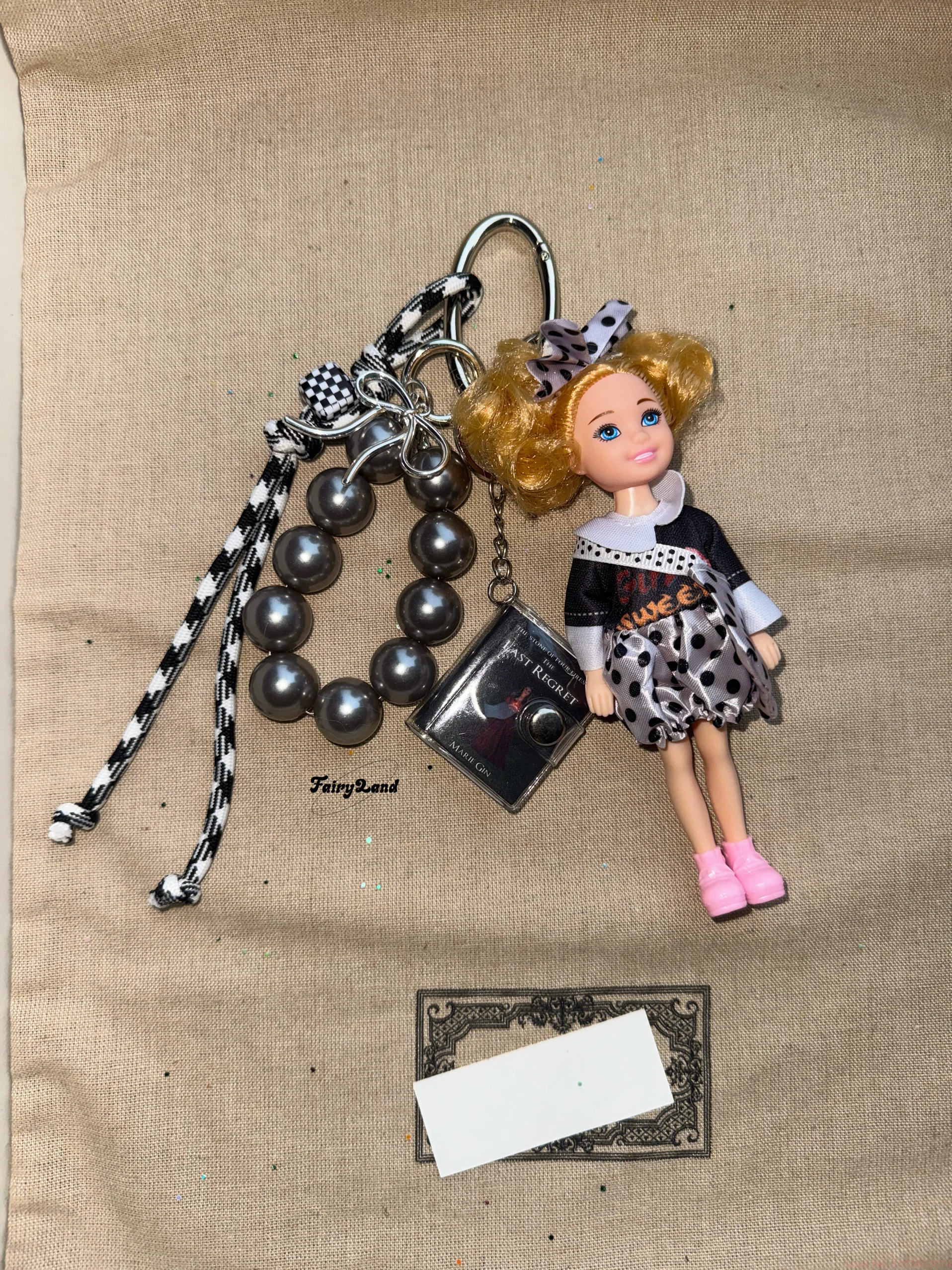 Originele poppentas charme, schattig en meisjesachtig nicheontwerp cadeau met parel zwart-wit accessoire hanger geschenken