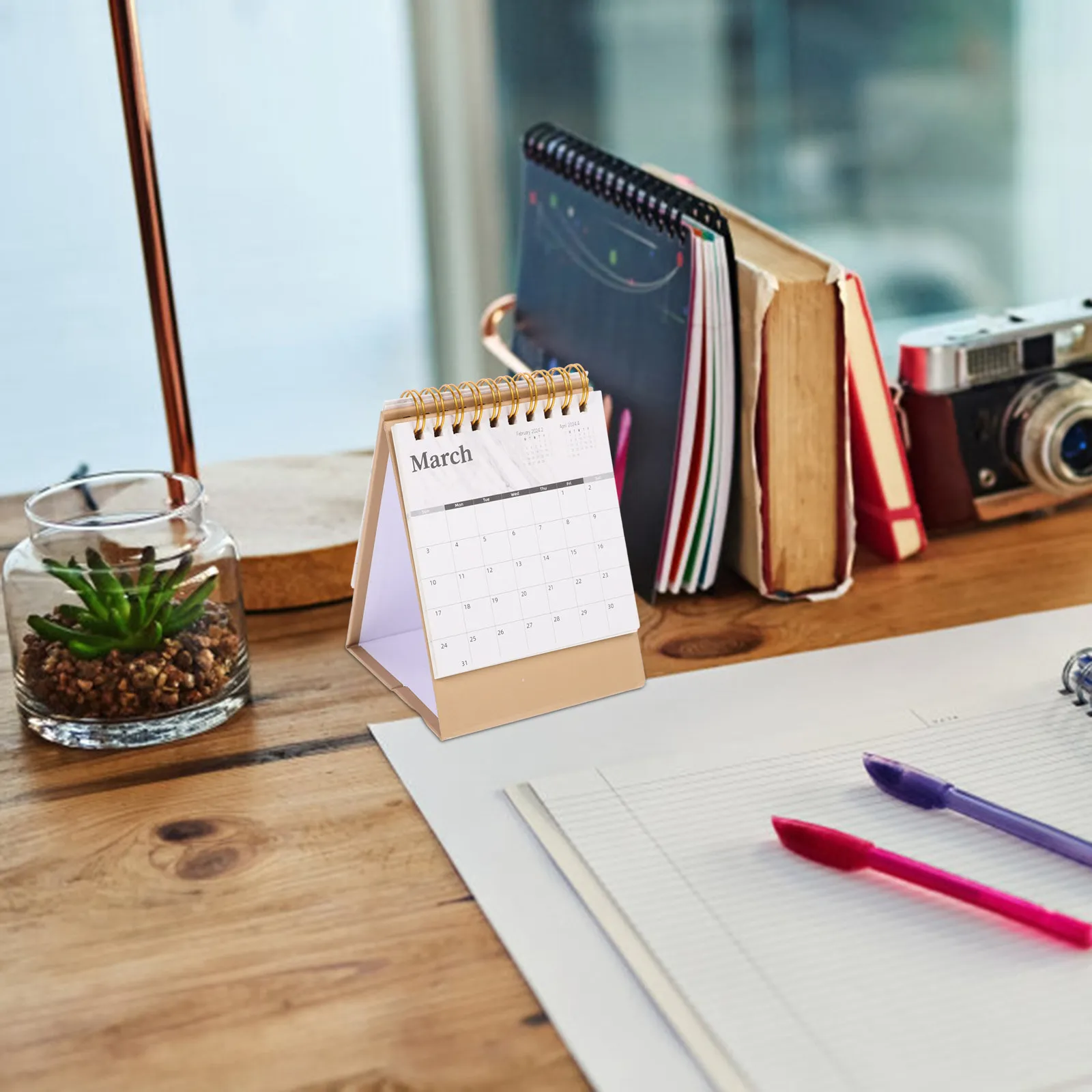 

Настольный календарь-планировщик для дома с простым дизайном и складной подставкой для удобного хранения и заметок