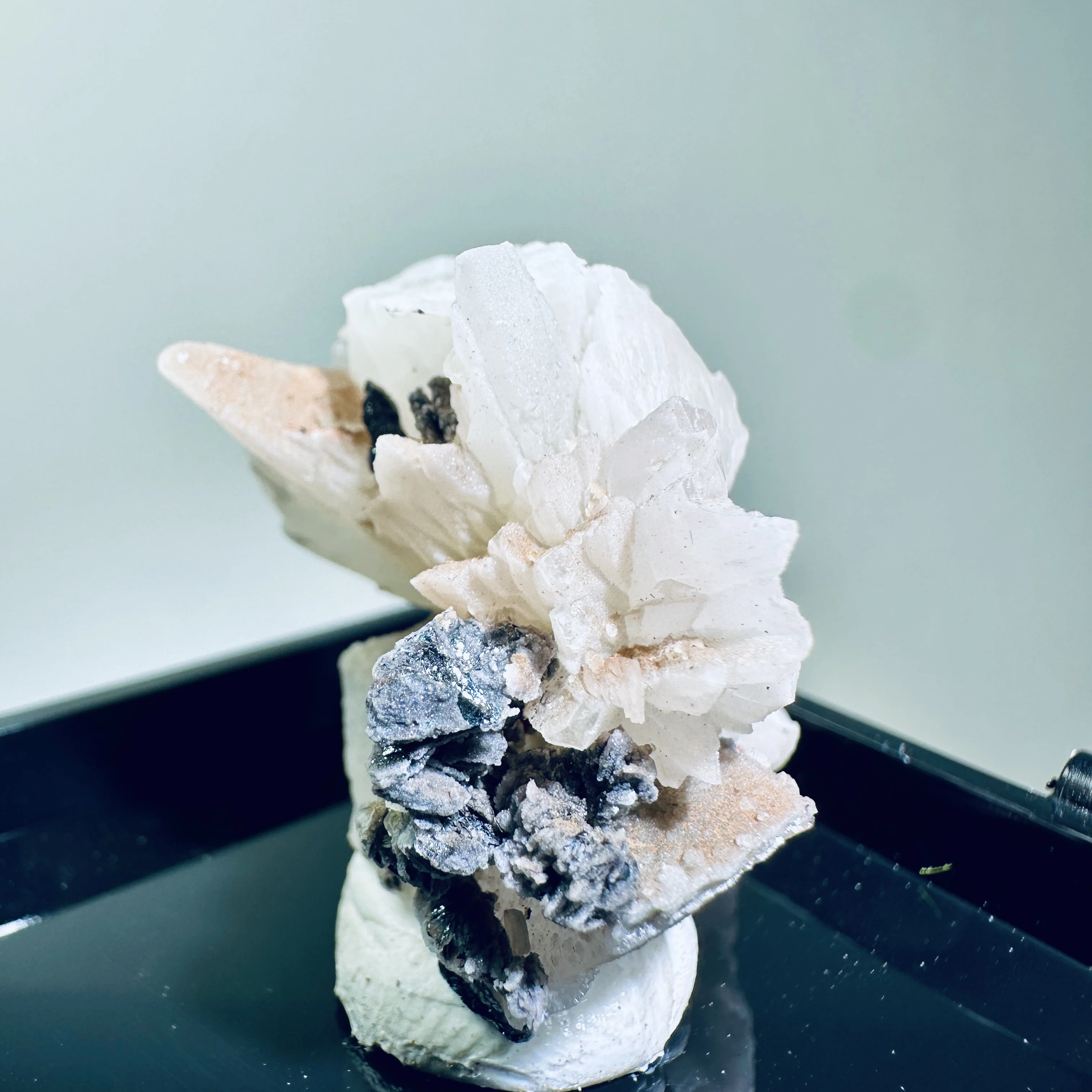 Natural material Inner Mongolia crystal manganese calcite symbiotic. Crystal mineral specimen. Mineral collection item. Fluorite