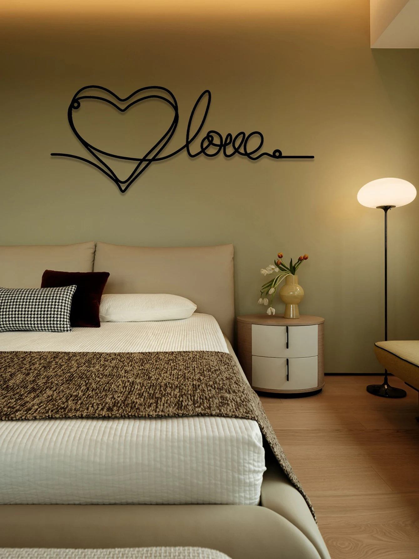 1pc Stylish Black Metal 'Love' Wall Decor, Minimalist Line Art Decoration, Heart-Shaped Cutout, Suitable for Home, Office, or We
