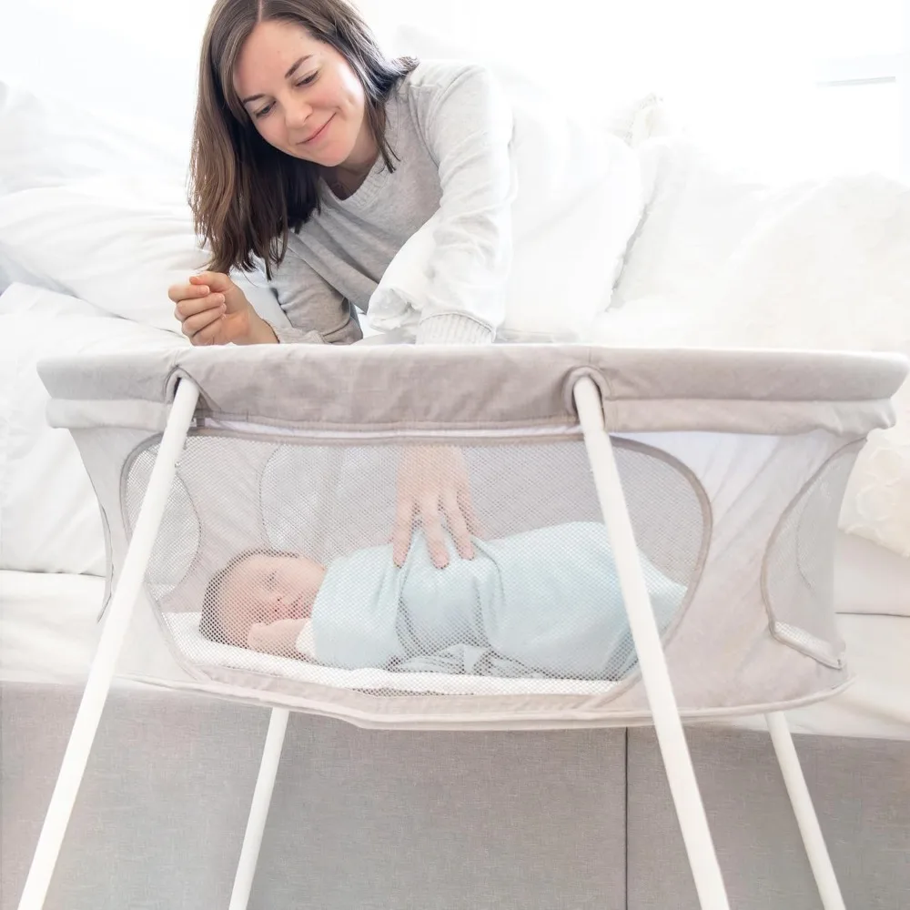 Baby Basics™Babywieg, Grijs, Draagbaar En Inklapbaar, Inclusief Gewatteerd Inzetstuk