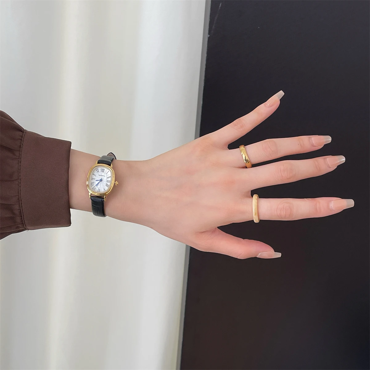 Oval-shaped women's watch with delicate small dial, Korean style, minimalist, light luxury, retro and artistic leather strap.