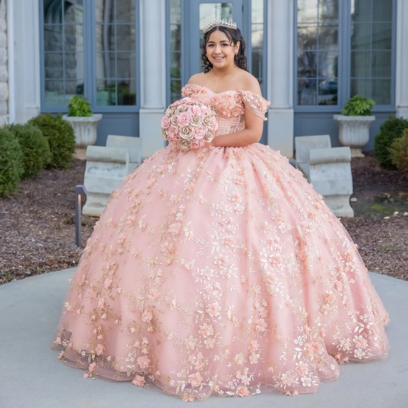 

Розовое блестящее бальное платье для Quinceanera с золотыми аппликациями, цветами, бисером, кристаллами, тюлем, корсетом и открытыми плечами, для Sweet 16.