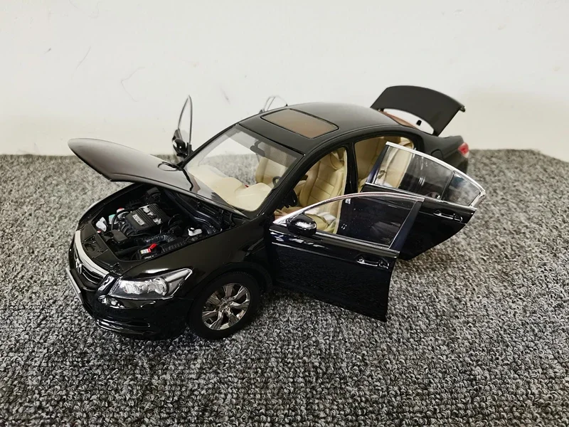 Modelo de coche de plástico fundido a presión para niños, colección de regalos de exhibición, Metal negro/dorado, para Honda Accord 8th, mitad y ocho, 1/18