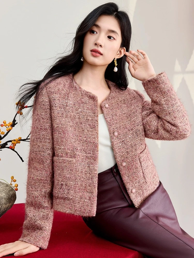 سترة نسائية قصيرة من التويد من SENTUBILA لشتاء 2025 90% بطة بيضاء فضفاضة برقبة دائرية وزر خرز ملابس خارجية أنيقة غير رسمية W54YB3038