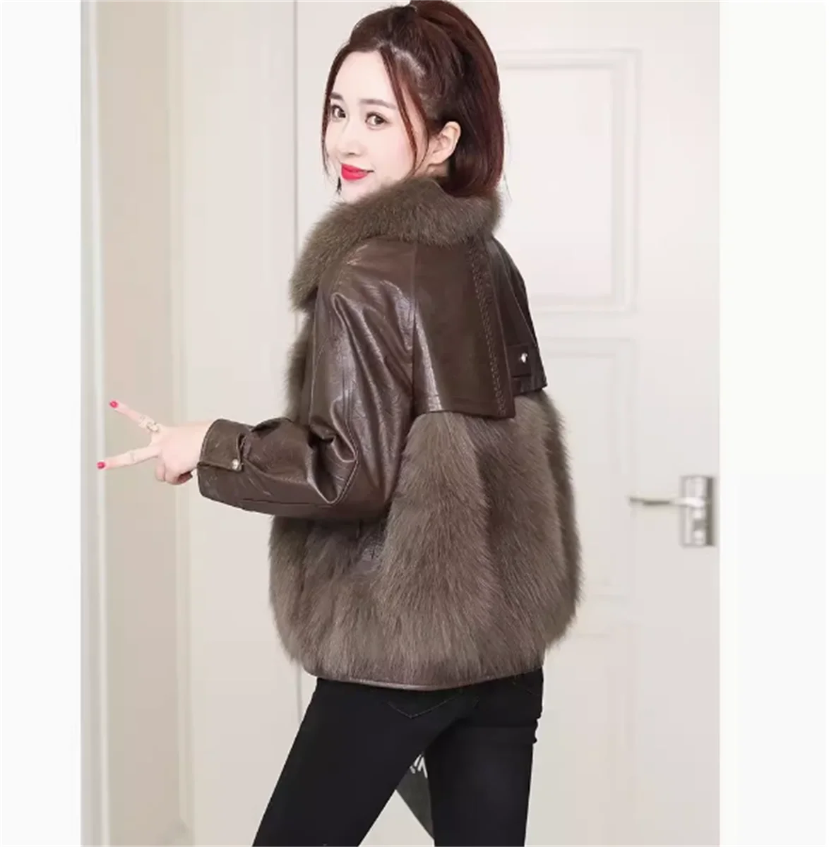 Winter new genuine leather jacket, women's jacket, short style fur integrated fox fur collar, imitation down jacket