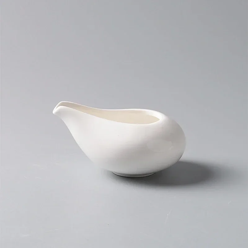 أباريق حليب القهوة الصغيرة المصنوعة من السيراميك المبتكر مع مقبض كوب حليب علبة حليب مطعم مرق قوارب أدوات مائدة متخصصة باللون الأبيض النقي