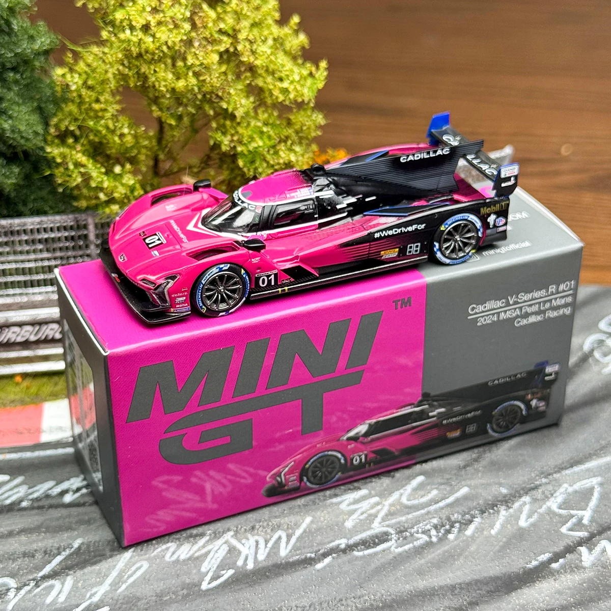 

MINIGT 1:64 Cadillac V-Series.R #01 Cadillac Racing 2024 MGT01010-CH Car Alloy Toys Diecast Metal Model for Children