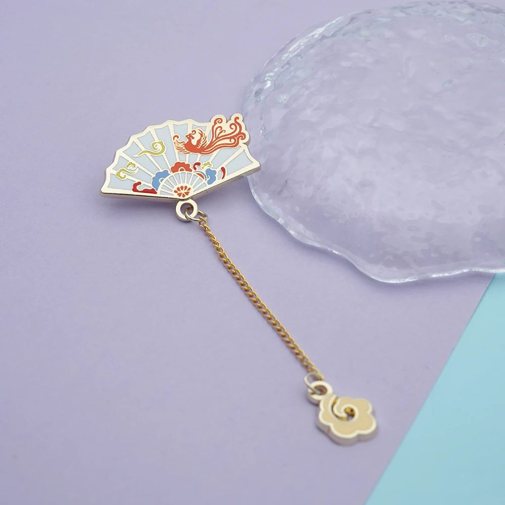 Klassischer chinesischer Fächer, Anhänger mit Glückswolke und fliegendem Vogel, Emaille-Anstecker, exquisiter Modeschmuck für den Kragen. – Detail 5