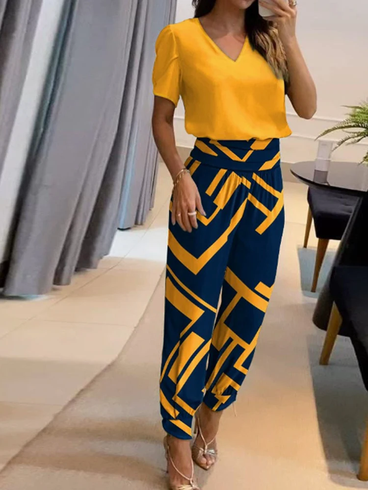 

Женский комплект из топа с короткими рукавами и брюк с манжетами