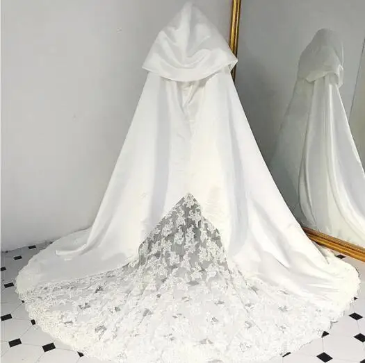 Luksusowe długie zimowe wesele z kapturem okłady koronki krawędzi płaszcz biały satyna w kolorze kości słoniowej Bridal szal ciepły płaszcz ślub Cape Custom Made Jakcet