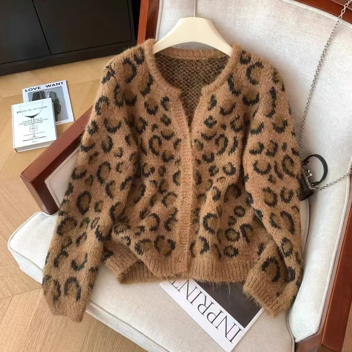 Autumn and Winter New Leopard Print Jacquard V-neck Soft Waxy Knitted Sweater Cardigan Women's Retro Sweater Jacket Top 2