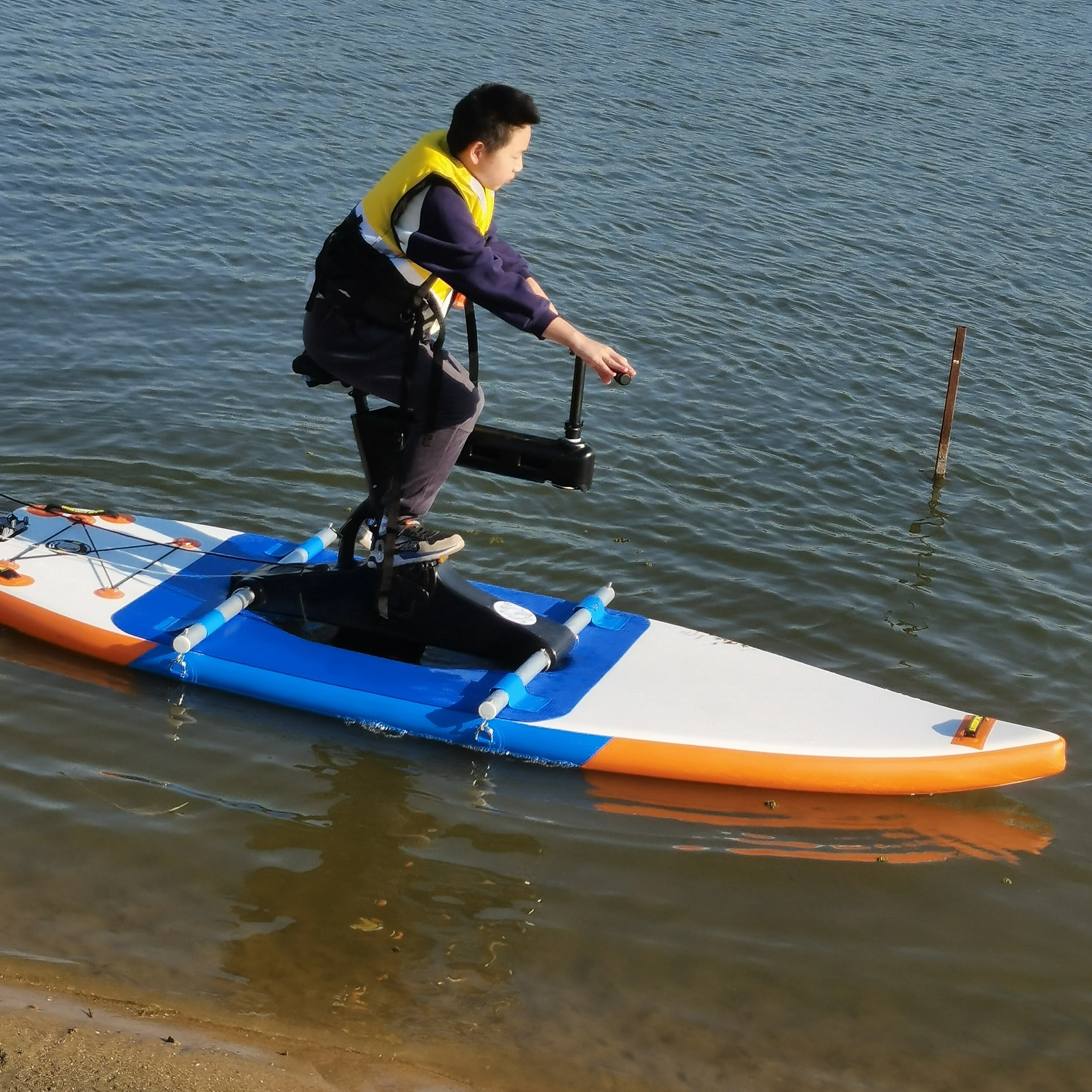 Bicicletta galleggiante regolabile in altezza commerciale della bici dell'acqua del parco acquatico di divertimento di nuovo arrivo