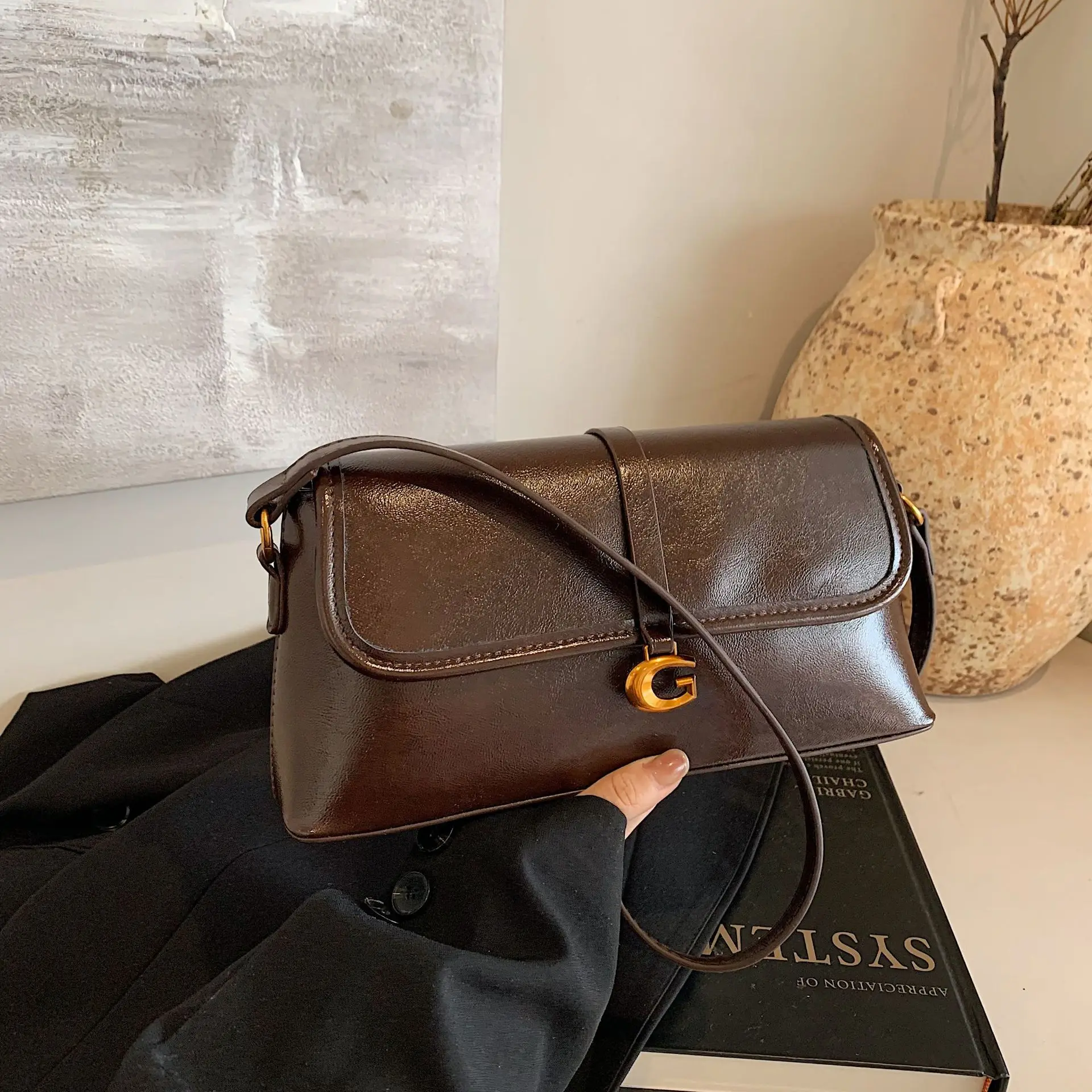 

High-End Soft Leather Minimalist Small Square Bag - 2024 New Retro French Unique Shoulder Crossbody Letter Fashion Women's Bag