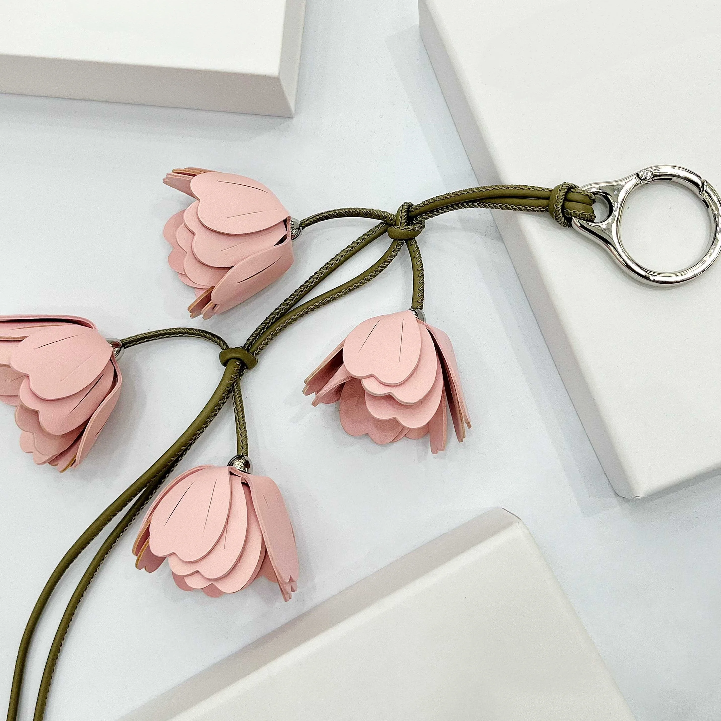 Vintage handmade leather bag pendant keychain floral plant design luxurious and elegant handbag charm decorative accessories ﻿