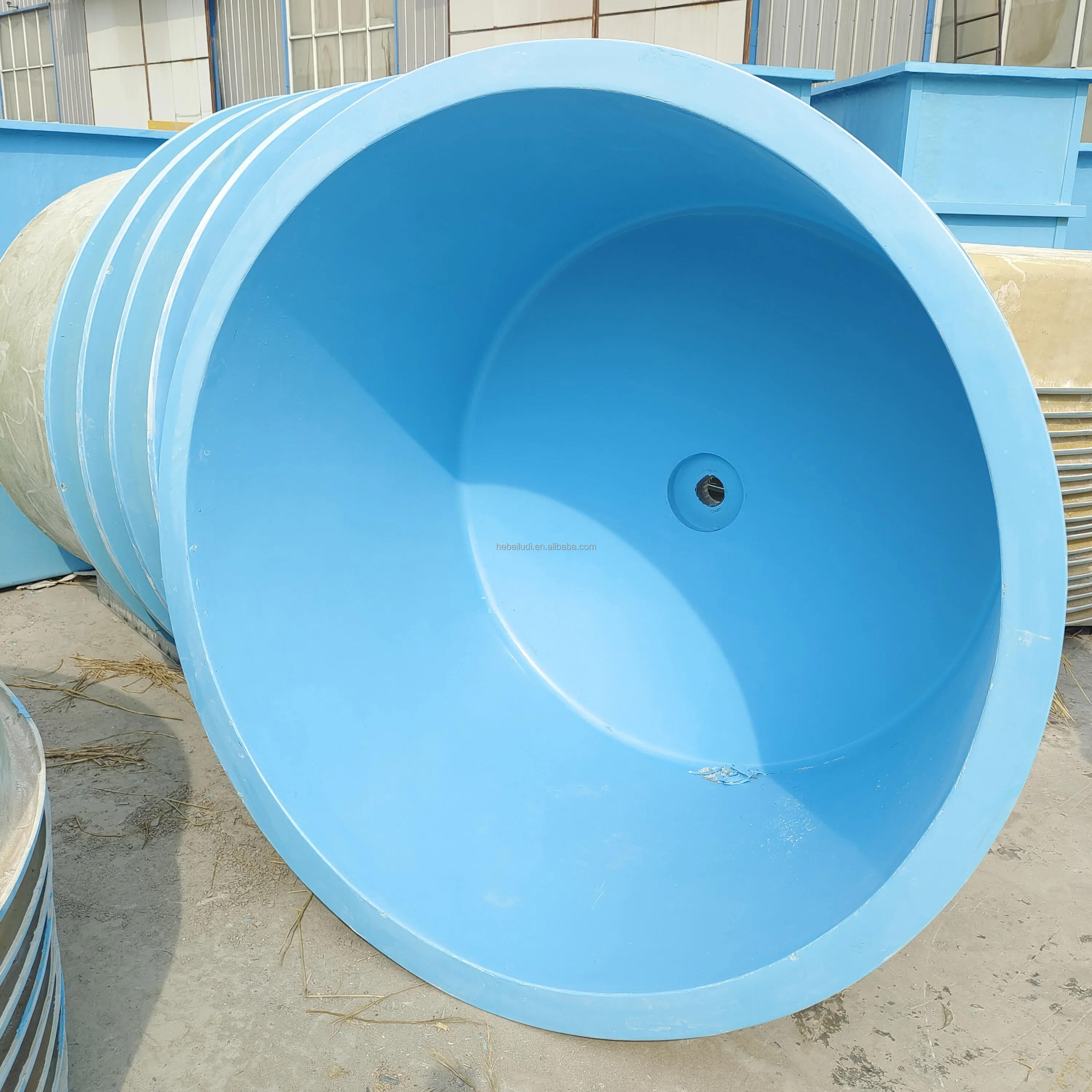 Chinese Supplier of Durable Anti-Aging FRP Fish Farm Pond Tank Smooth Finish round Molded Fish Tanks