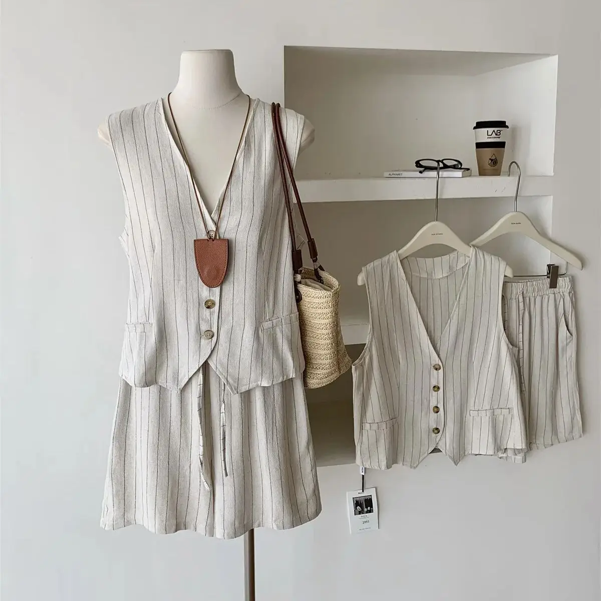 

Spring and summer striped linen simple V-neck slim suit vest + casual shorts suit for women