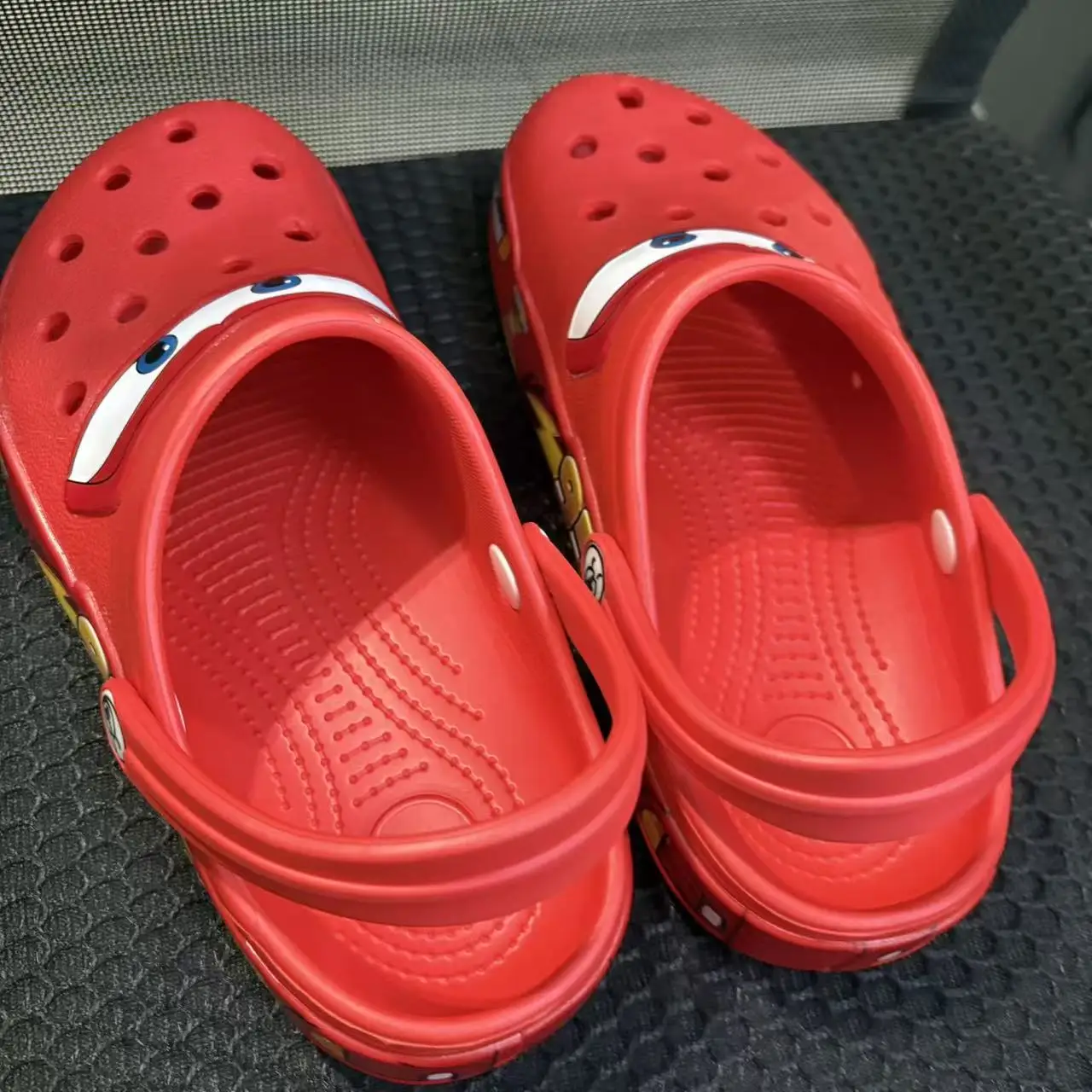 รองเท้าแตะกันน้ำลายการ์ตูนดิสนีย์ แมคควีนส์ พิกซาร์ สไตล์ลำลอง ระบายอากาศได้ดี แบบรัดข้อเท้า ทำจากวัสดุ EVA เหมาะสำหรับใส่กลางแจ้ง เป็นของขวัญ