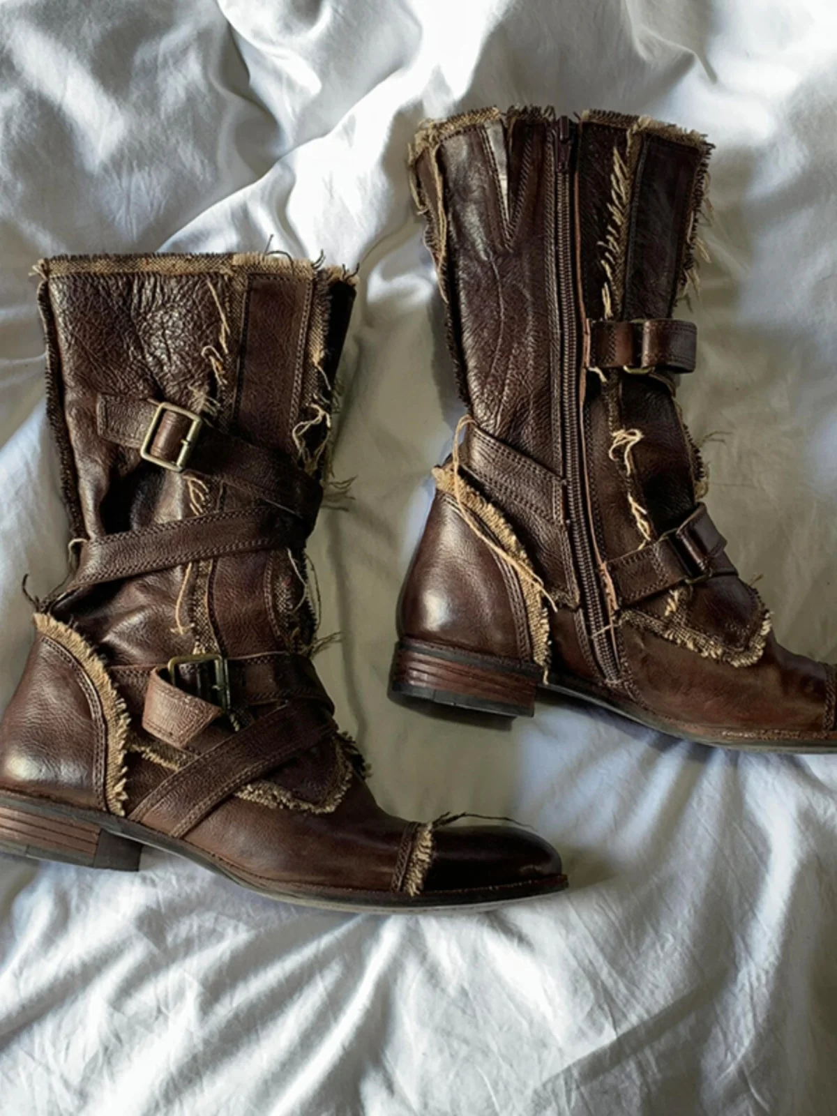 

Женские рыцарские сапоги с кисточками в стиле ретро, осень 2022, уличные повседневные ботинки в стиле вестерн на плоской подошве с круглым носком и пряжкой на ремне, коричневые короткие сапоги на молнии