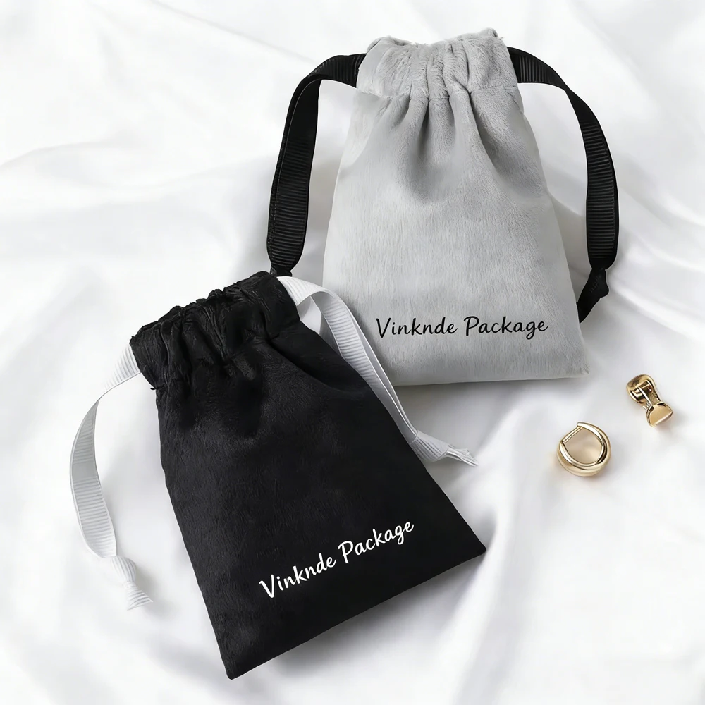 

100 шт. бархатных мешочков на шнурке с индивидуальным логотипом для ювелирных изделий, колец, браслетов, подвесок, ожерелий, очков, косметики