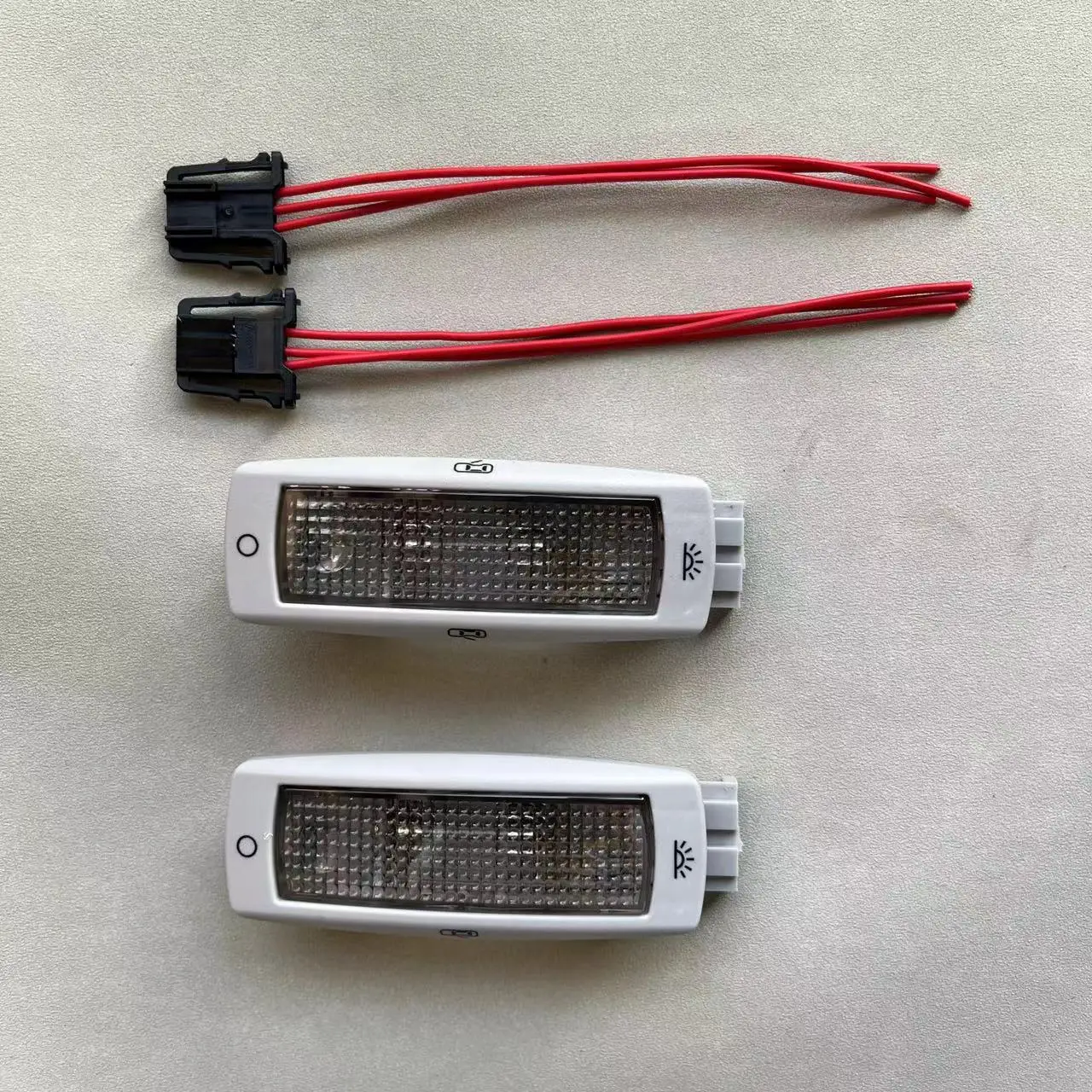 תאורת קופסת מפה אחורית בצבע אפור 3B 0947291   B עם כבל מתאים ל-VW Jetta Golf Passat Beetle Tiguan Skoda Fabia Superb Seat