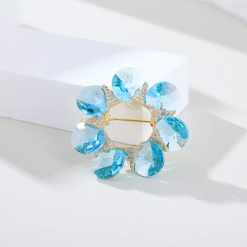 A light luxury zircon inlaid geometric round brooch from Shijia, a luxurious suit and evening accessory