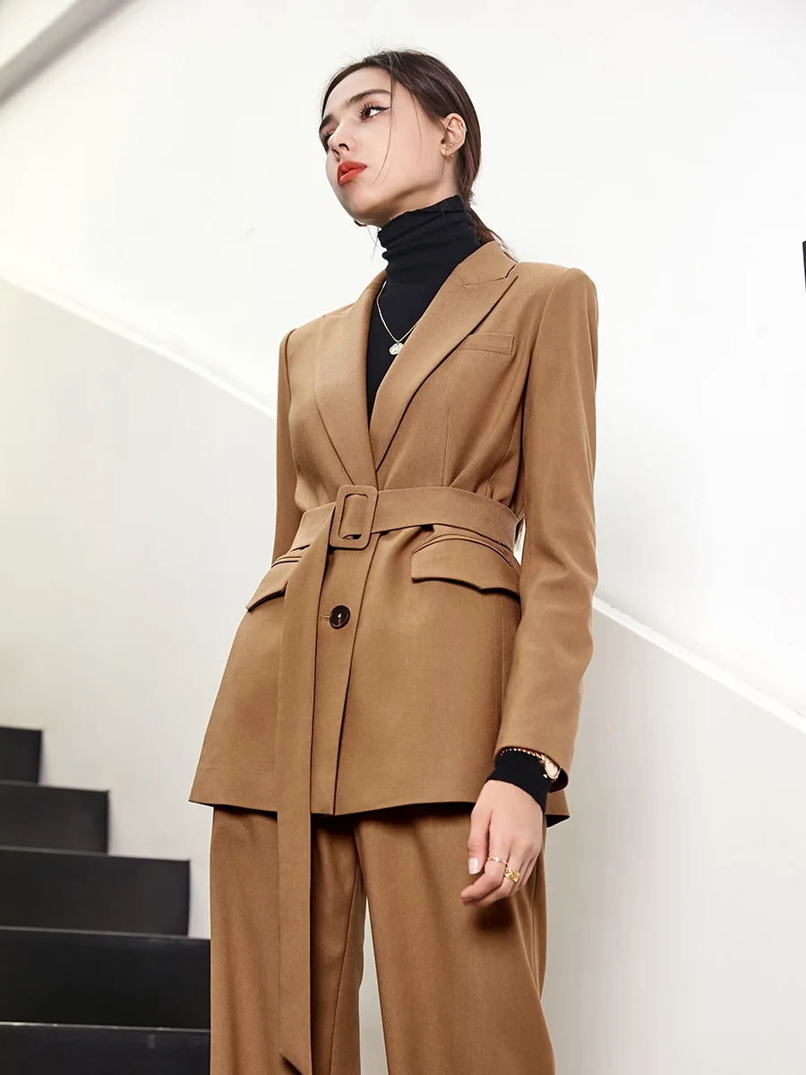 

Женский костюм на раннюю весну: классический коричневый дизайн, премиальная шерсть, модная профессиональная одежда для работы, приталенный крой.