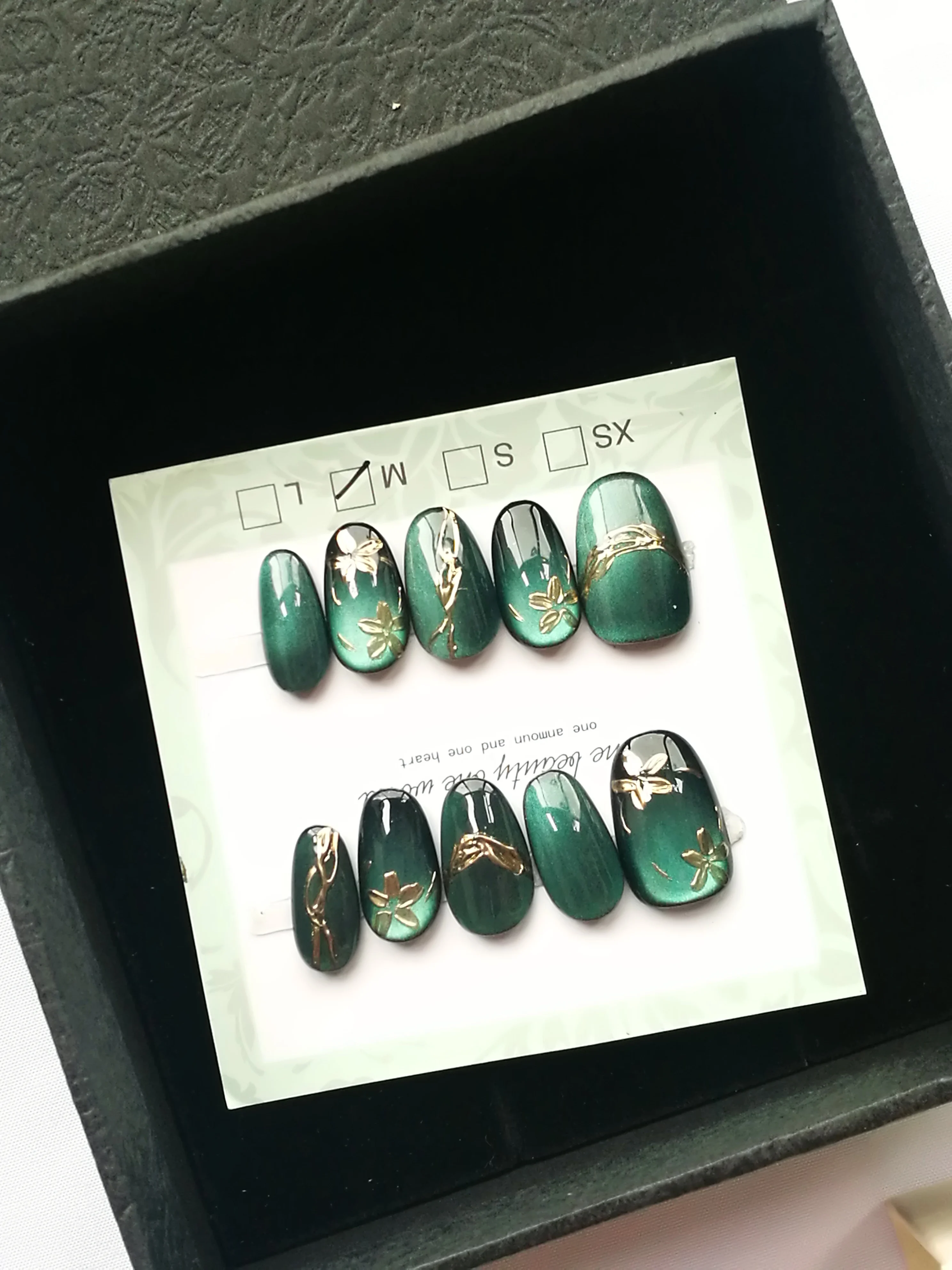 

Dark Green Cat Eye Hand-Painted Elegant Whitening Series Fashion Manicure (7768)