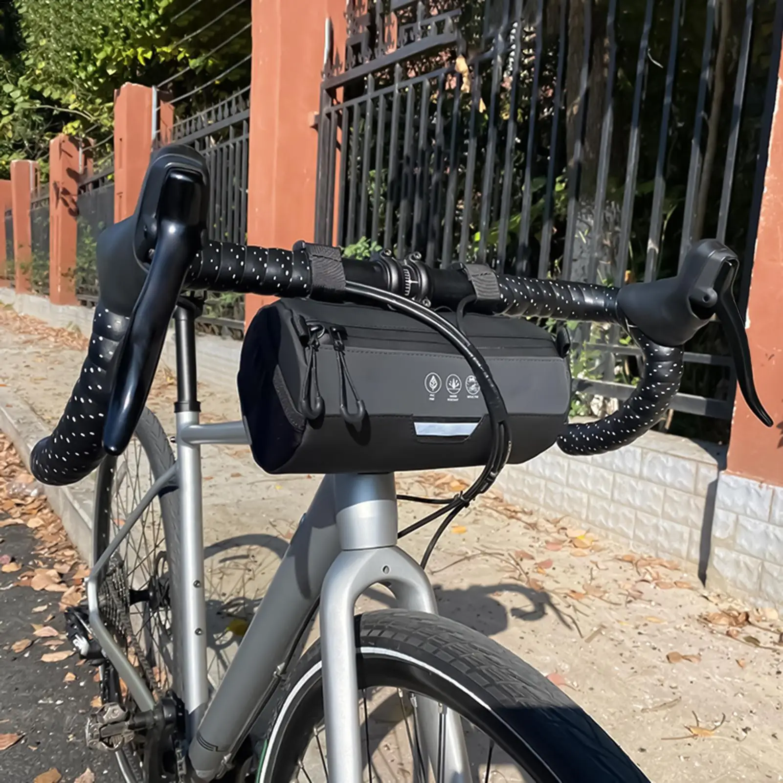 

Handlebar Bags for Bicycles 2L Waterproof Bike Front Storage Pouch with Shoulder Strap Cycling Handlebar Bag